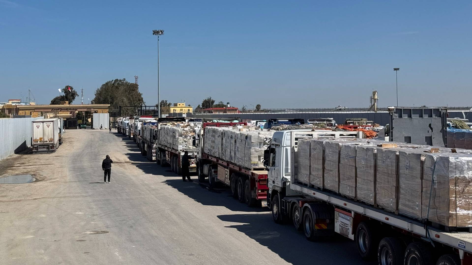 شاحنات تحمل المساعدات الإنسانية تصطف على الجانب المصري من معبر رفح الحدودي مع قطاع غزة.
