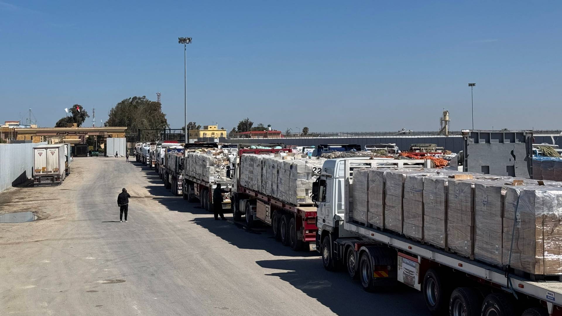 قافلة مساعدات إلى غزة متوقفة عند الحدود المصرية مع القطاع