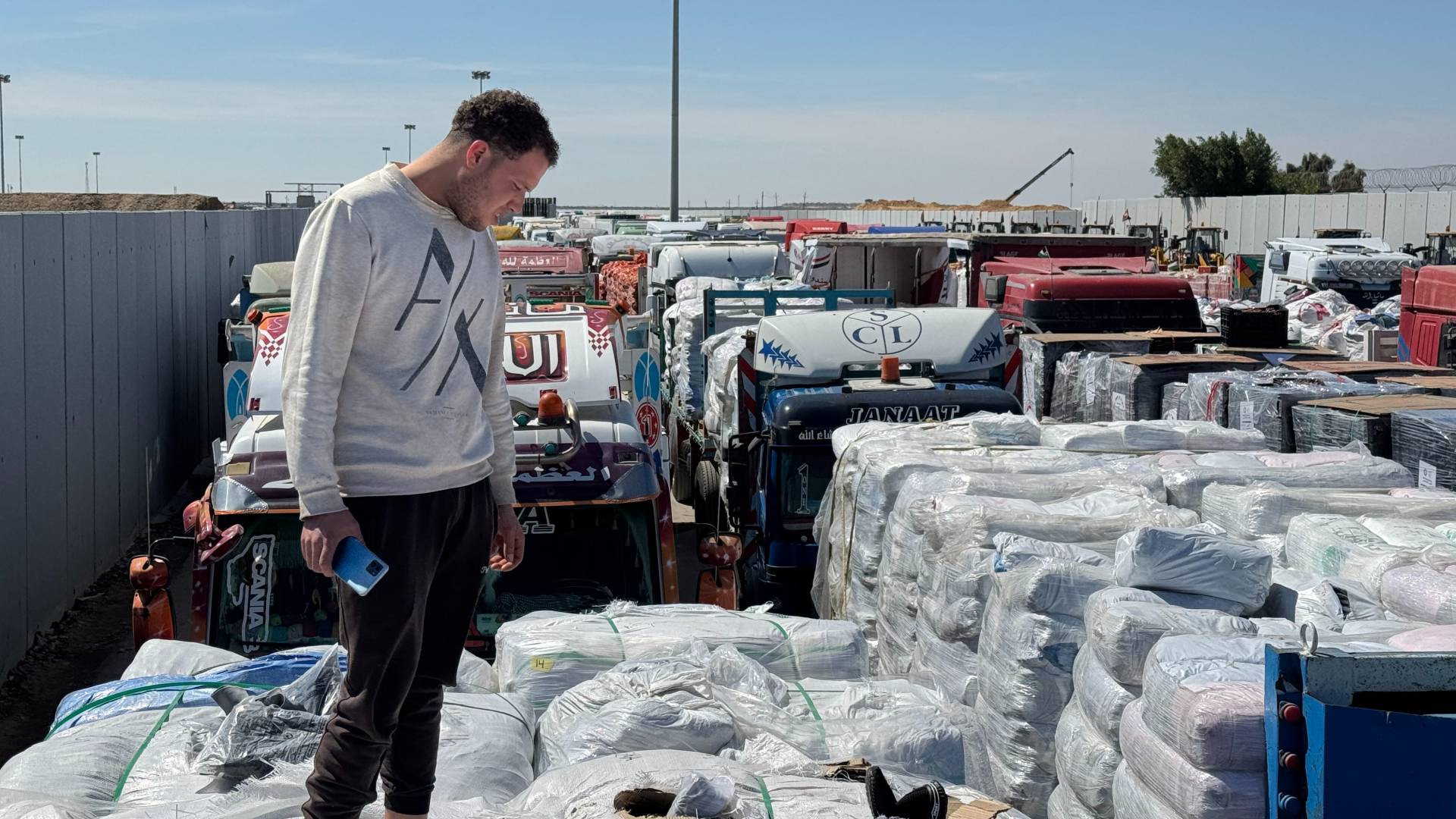 مساعدات لقطاع غزة على الحدود المصرية مع القطاع