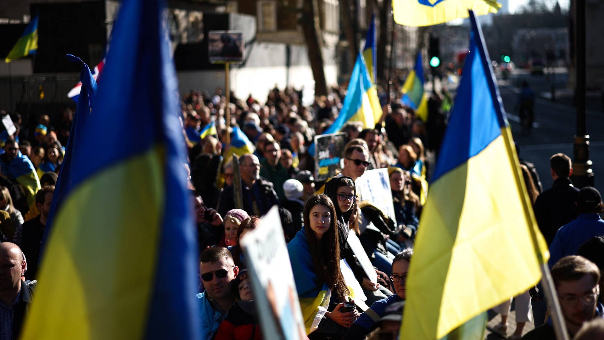 رفع أعلام أوكرانية خلال تجمع بشارع داونينغ