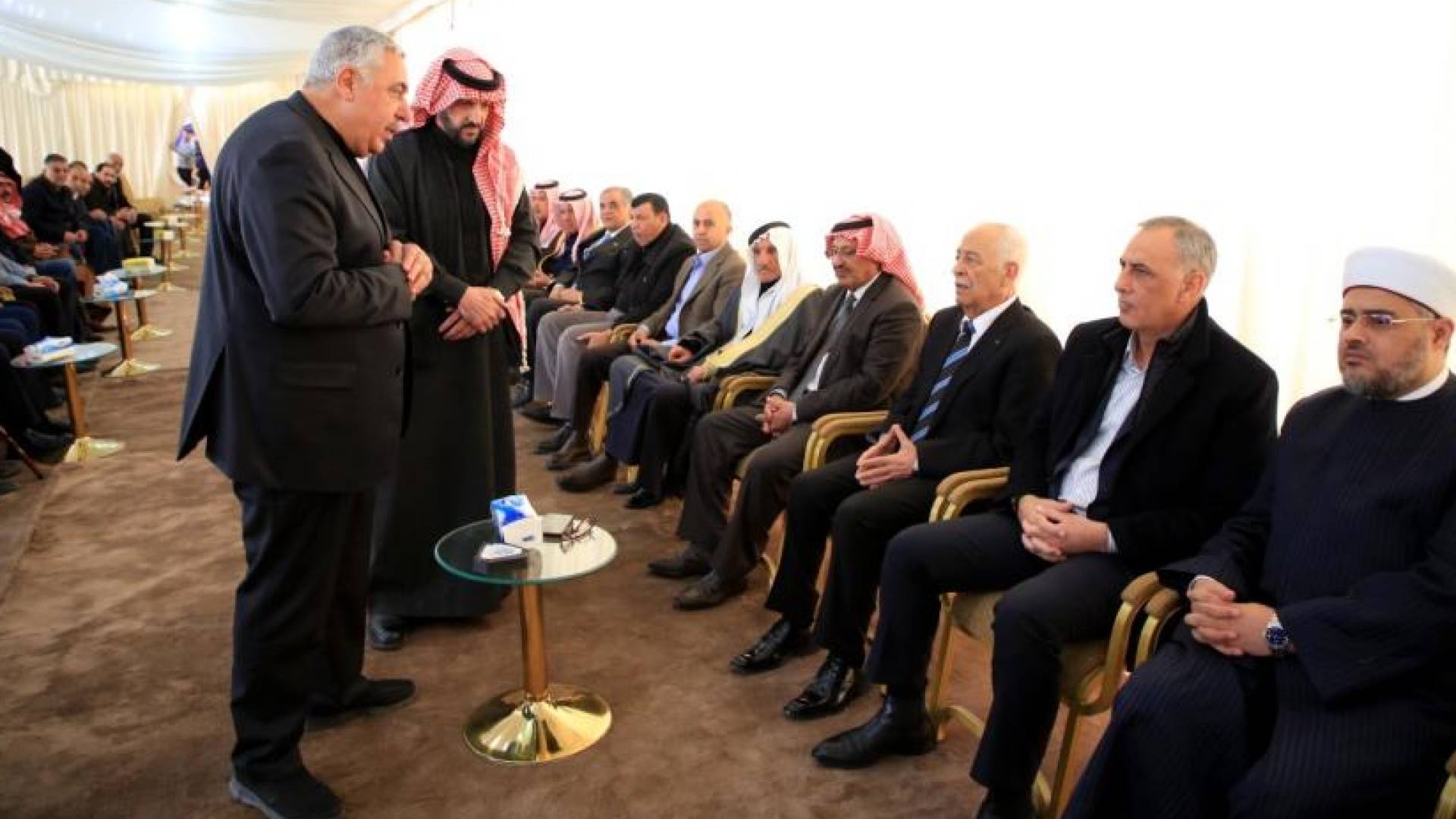 العيسوي يقدم واجب العزاء