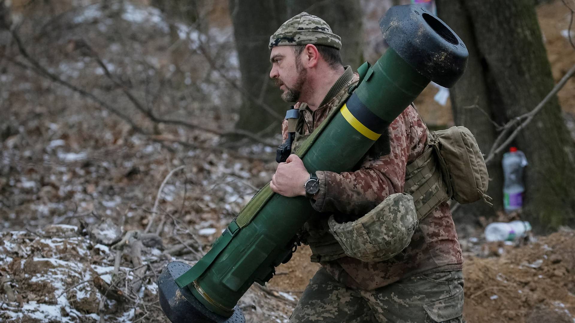 جندي أوكراني يحمل نظام صواريخ جافلين في موقع على خط المواجهة - أرشيفية