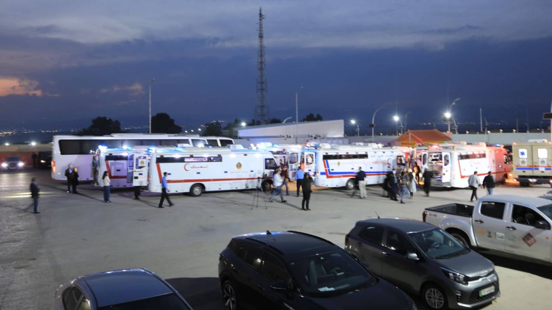 إخلاء 29 طفلاً من قطاع غزة براً وجواً