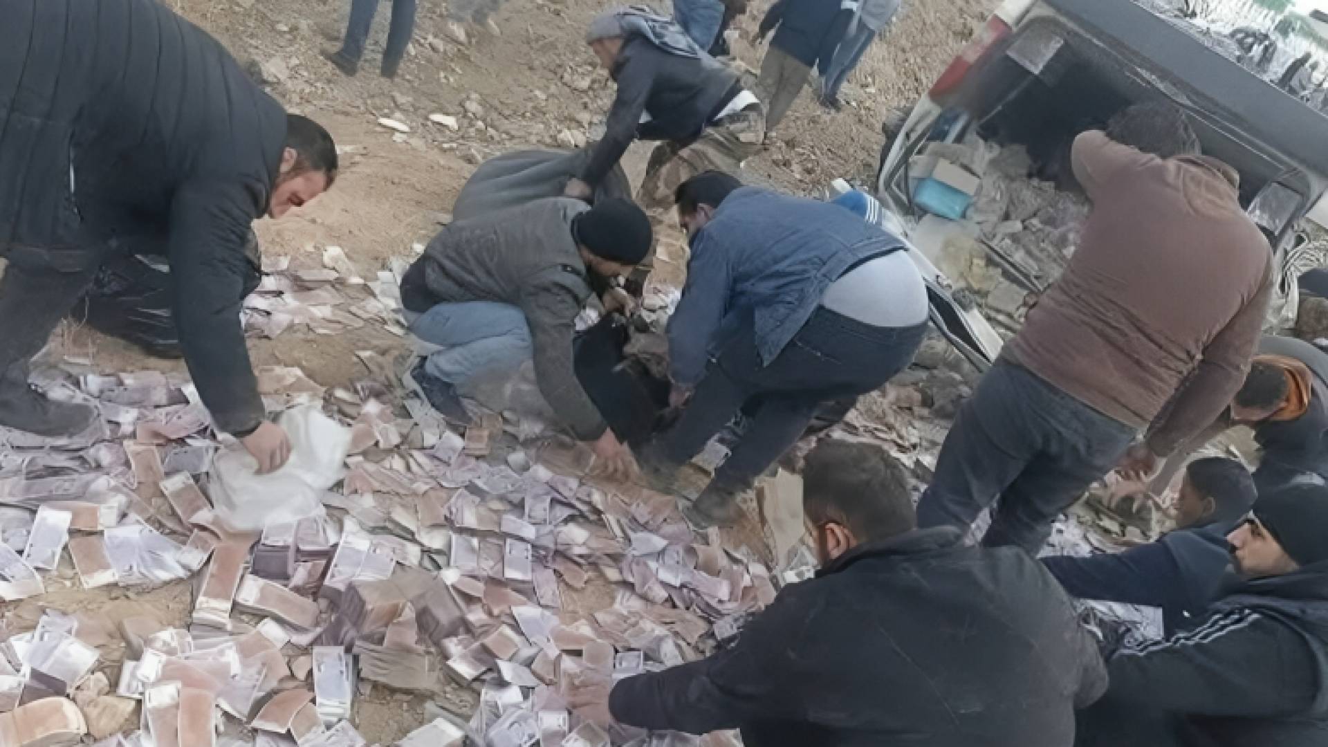 تطاير ملايين الليرات اللسورية بسبب حادث سير