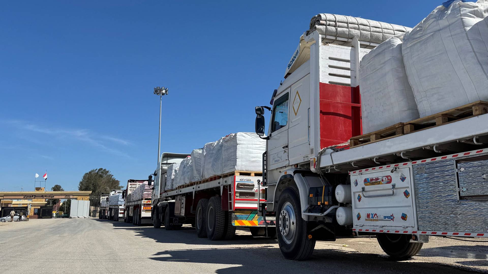 شاحنات مساعدات قرب معبر رفح