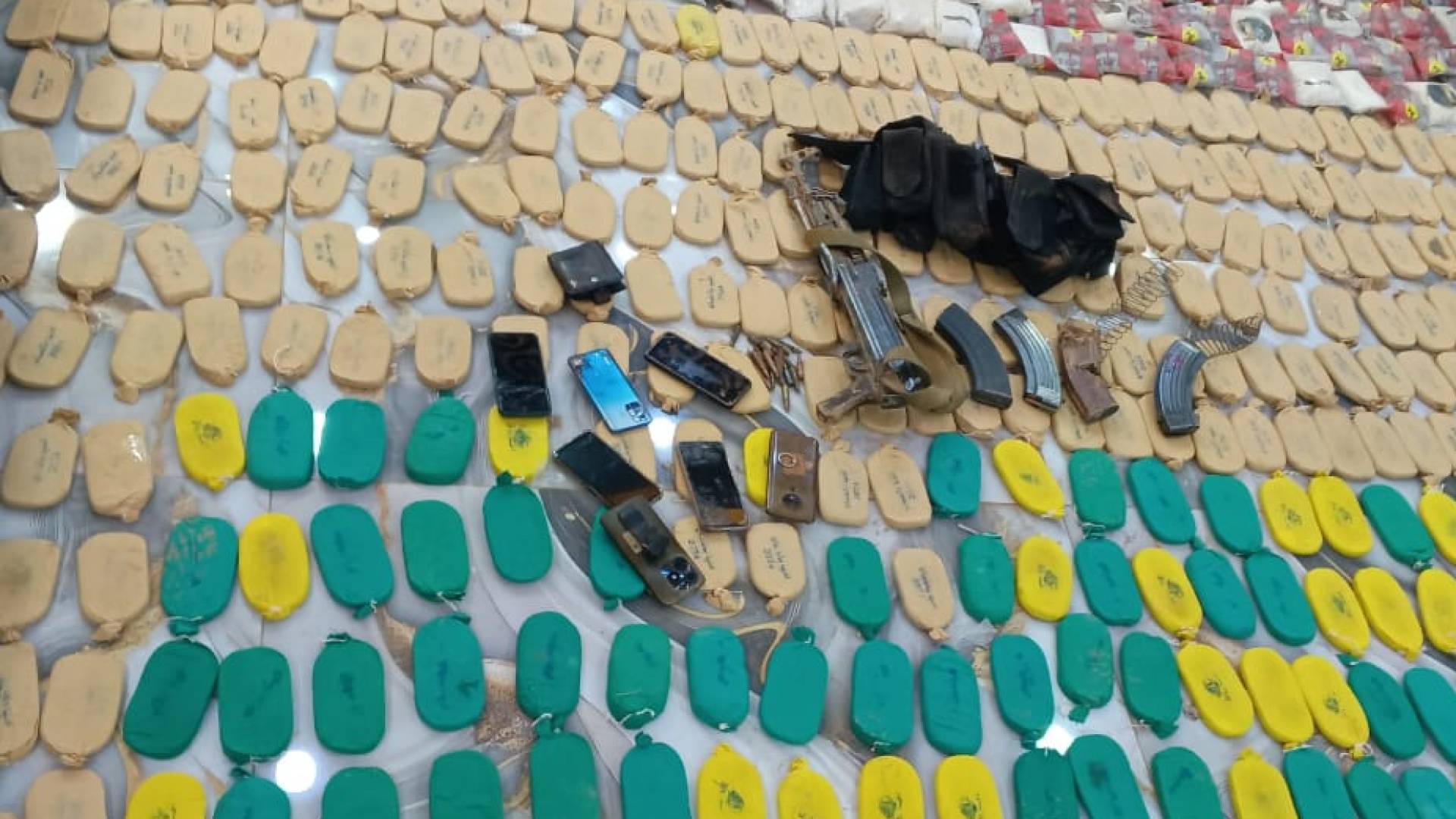 أسلحة ومخدرات تم ضبطها من المهربين