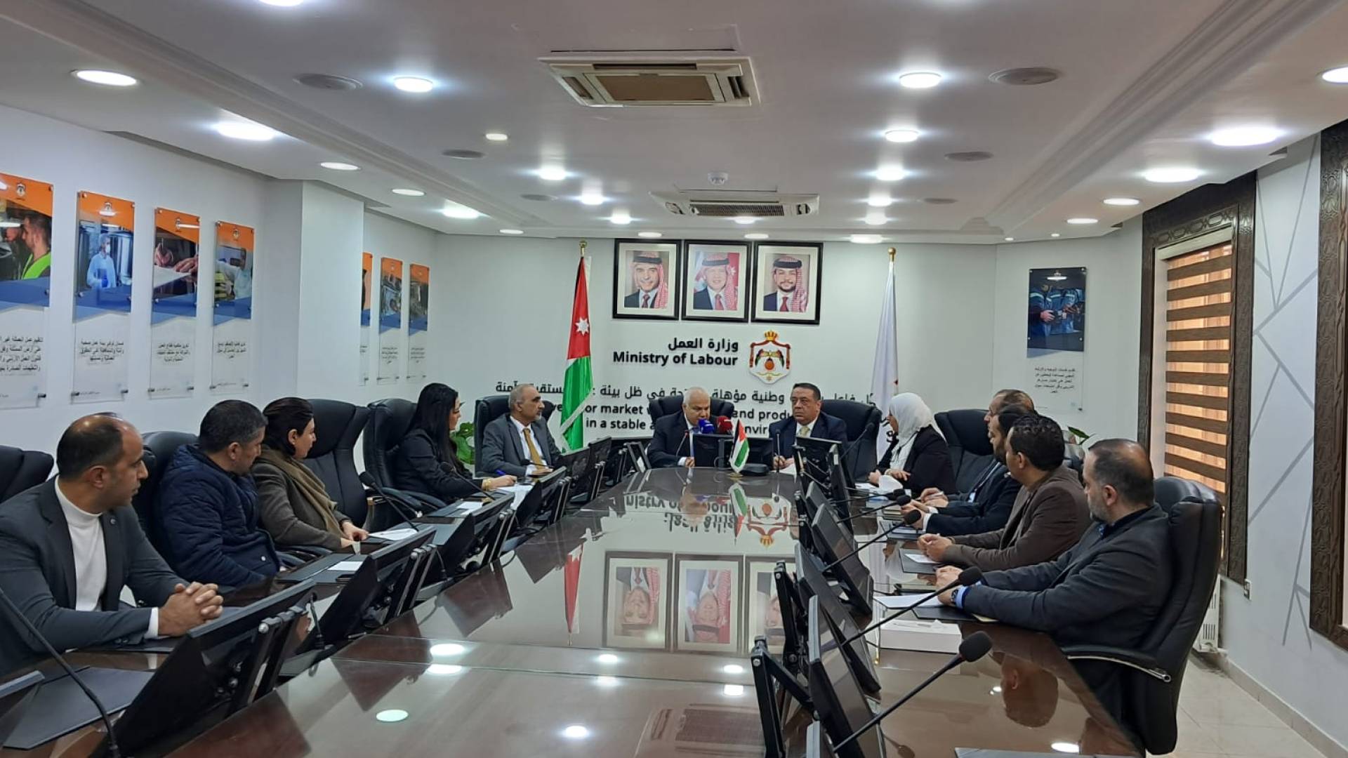 اتفاقية لتقديم معاملات إصدار وتجديد تصاريح العمل من خلال مكاتب البريد