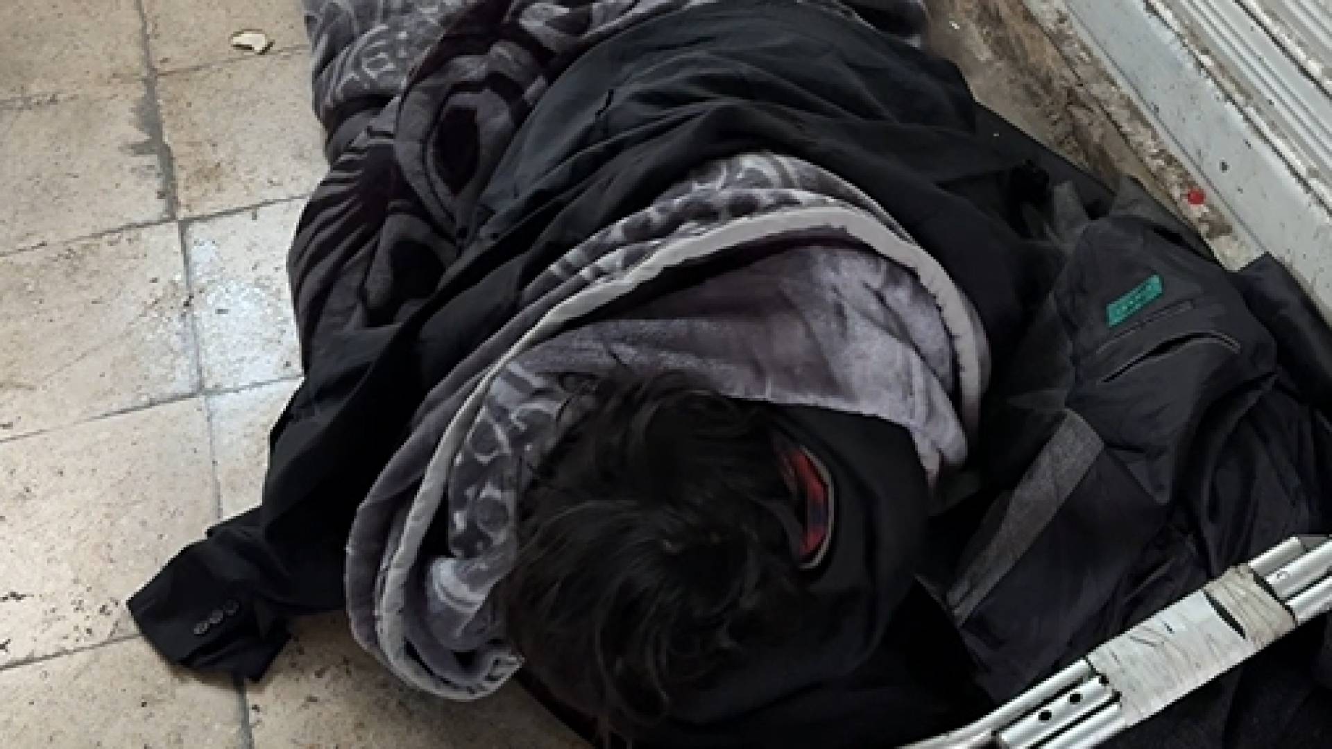 شاب يفترش الأرض في وسط البلد بعمان