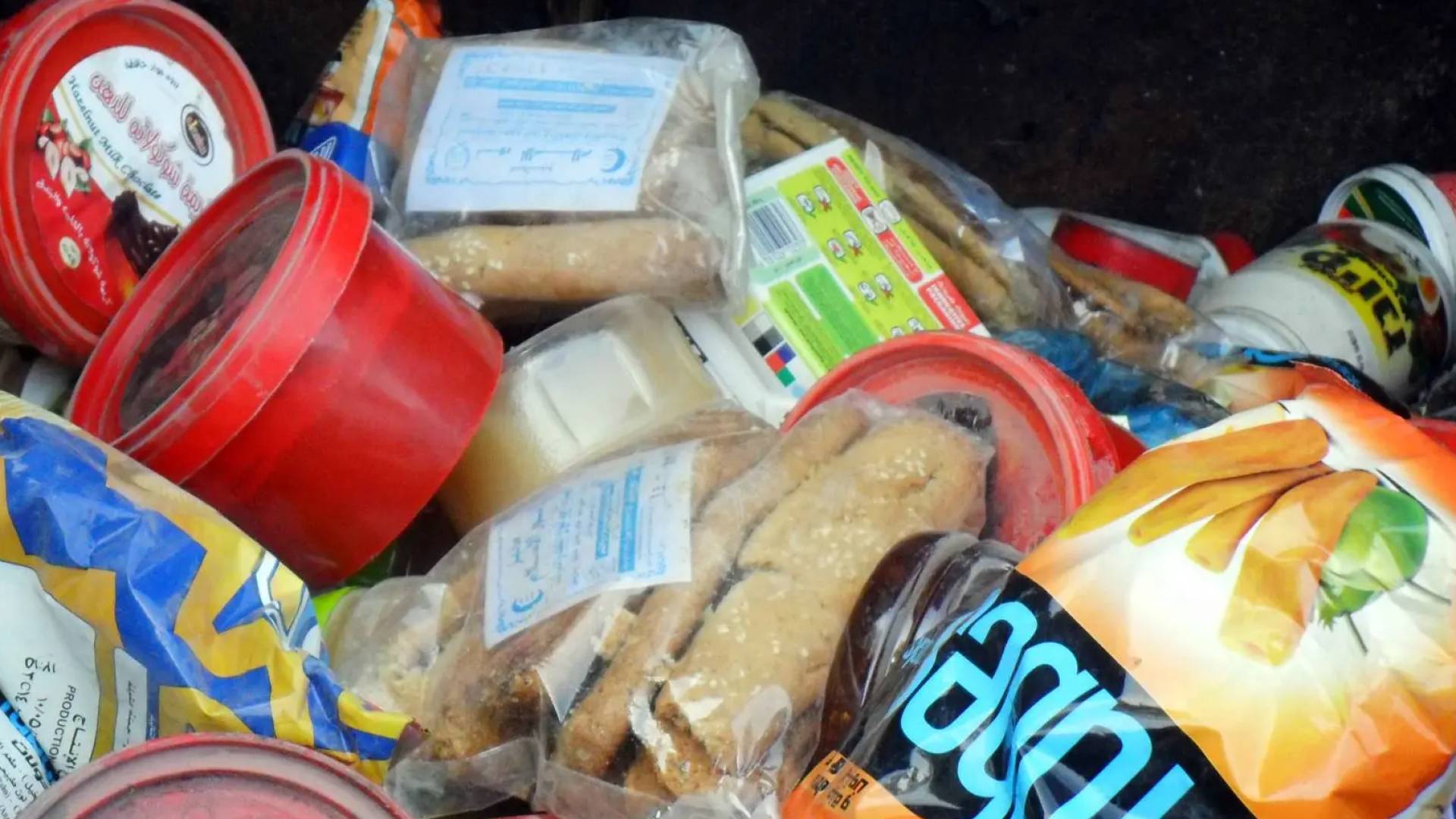 كميات من الأغذية الفاسدة