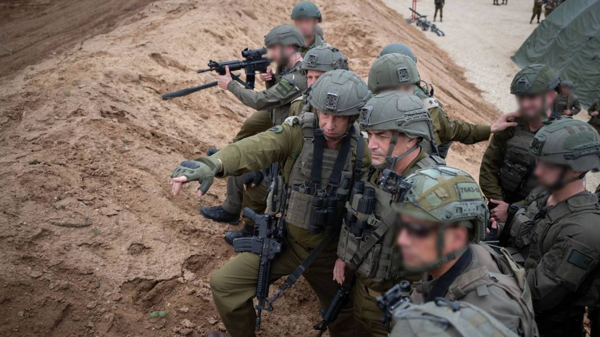 رئيس أركان جيش الاحتلال الإسرائيلي، إيال زامير خلال جولة في قطاع غزة