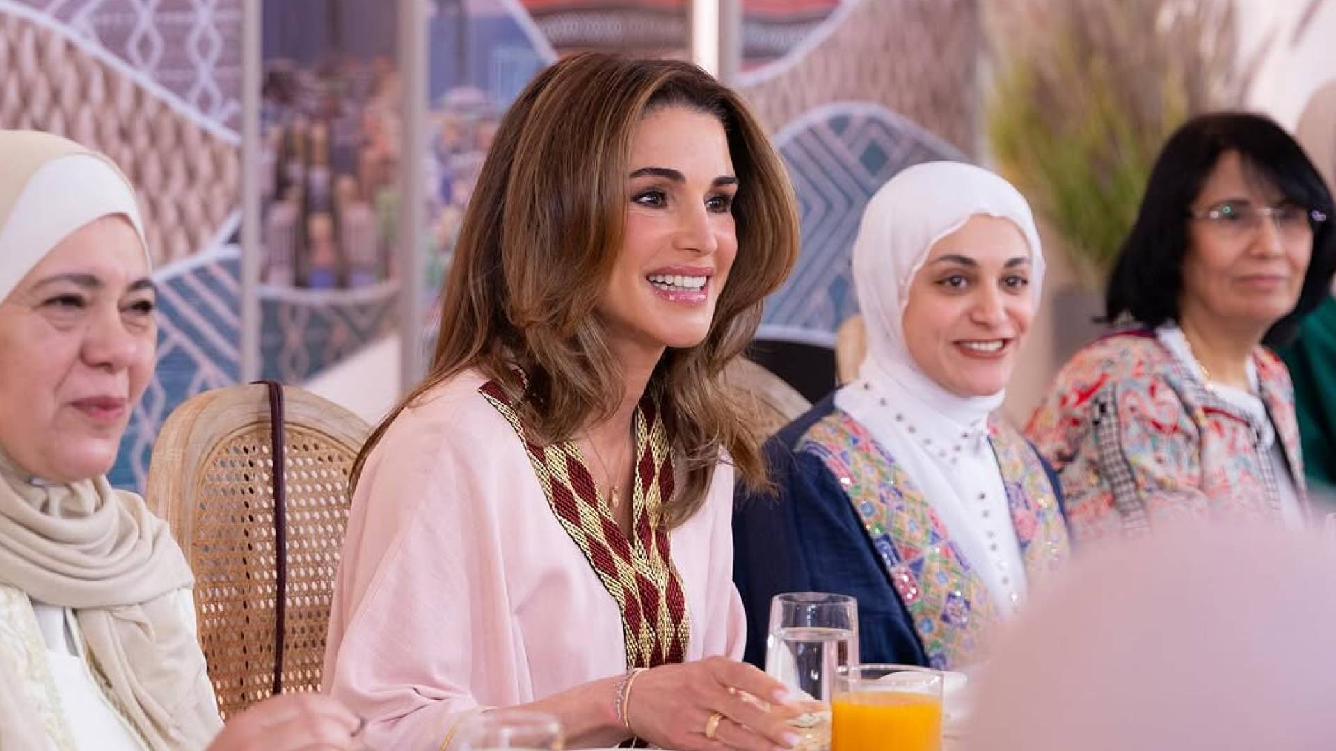 الملكة رانيا تقيم مائدة إفطار لعدد من سيدات العقبة وتشيد بدور المرأة الأردنية
