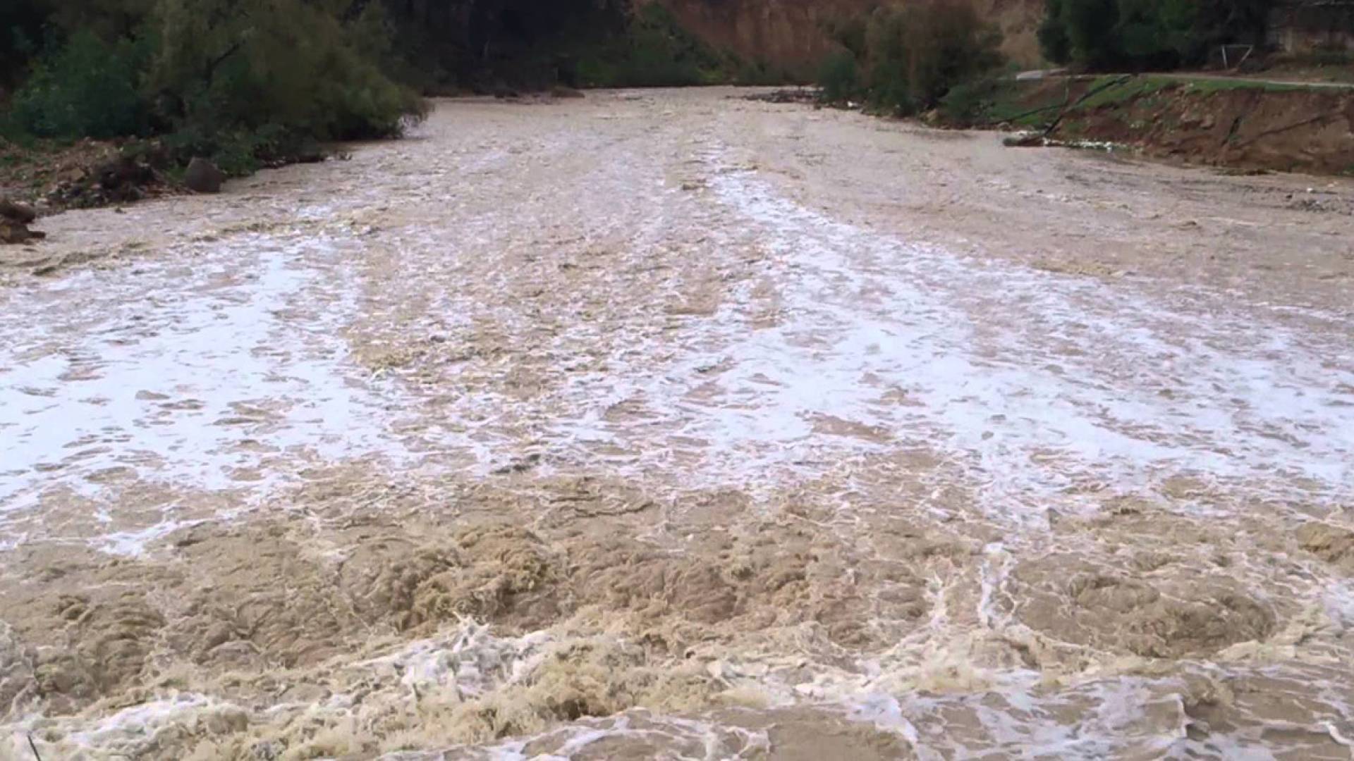 سيول وادي المشيش تتدفق إلى بركة وادي الأبيض ذات السعة التخزينية الكبيرة