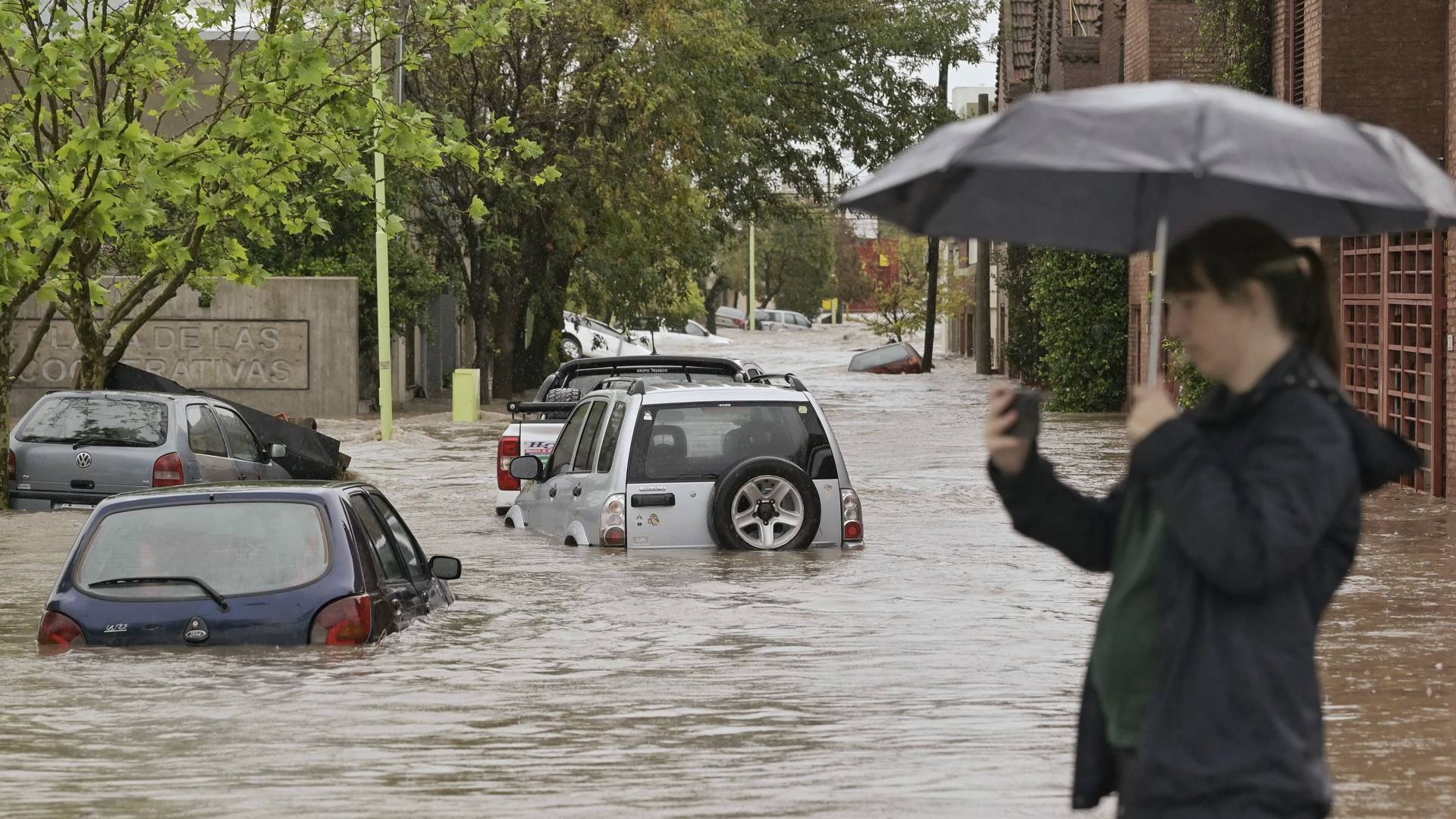 أمطار غزيرة تضرب مدينة باهيا بلانكا في الأرجنتين