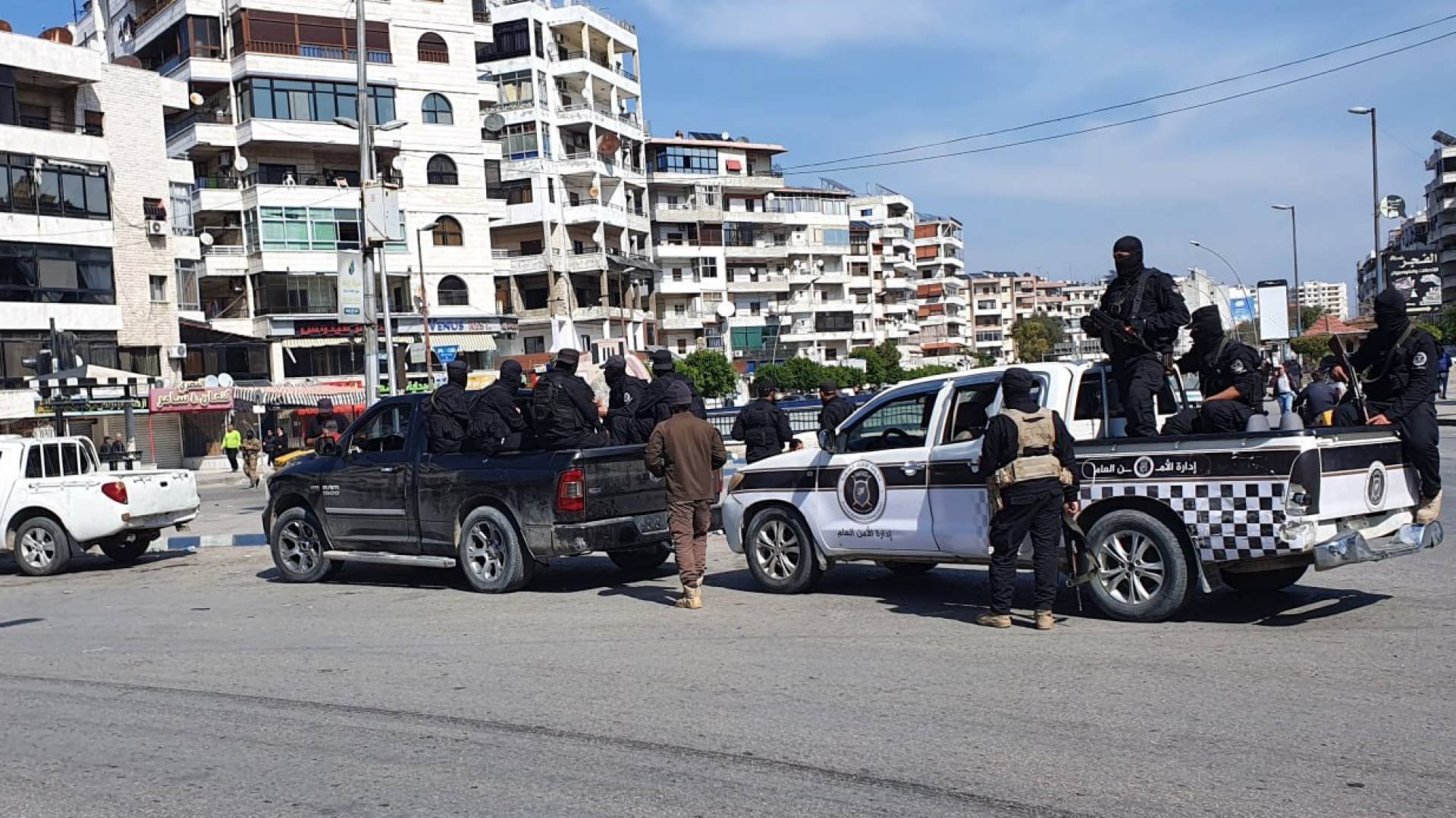 قوات الأمن العام السوري تنتشر في أحياء مدينة اللاذقية