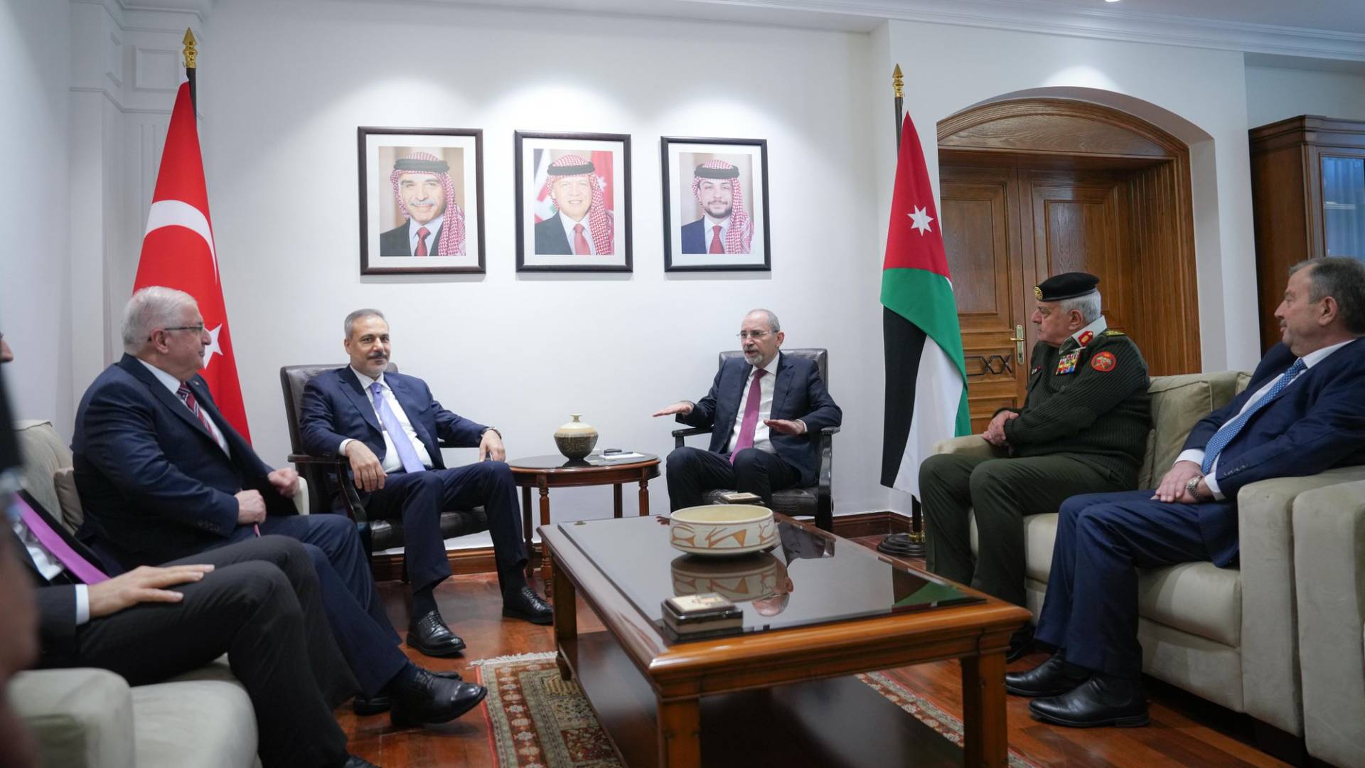 مباحثات موسعة بين مسؤولين أردنيين وأتراك قبيل اجتماع دول الجوار السوري