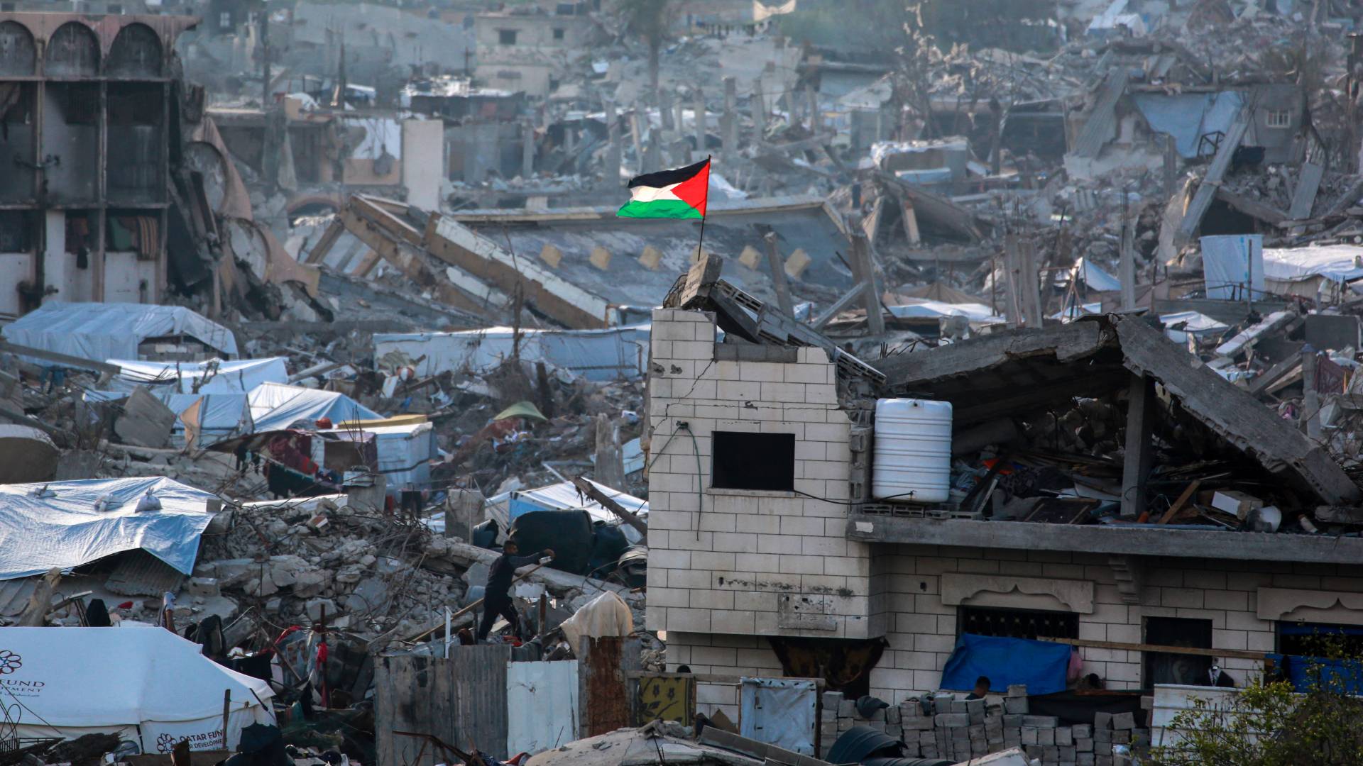 رفع علم فلسطين فوق الركام في غزة