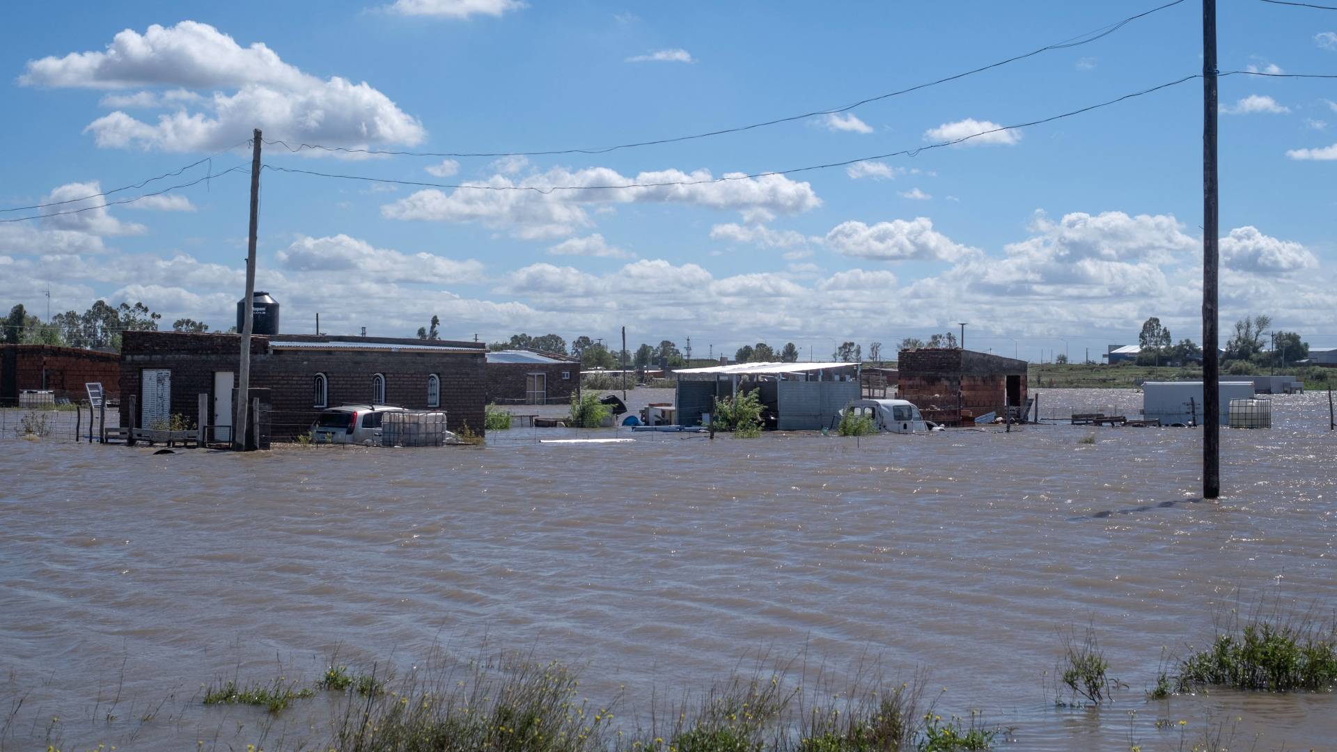 مشهد لشوارع غارقة في حي هاردينغ غرين بعد العاصفة الشديدة التي ضربت باهيا بلانكا الأرجنتين