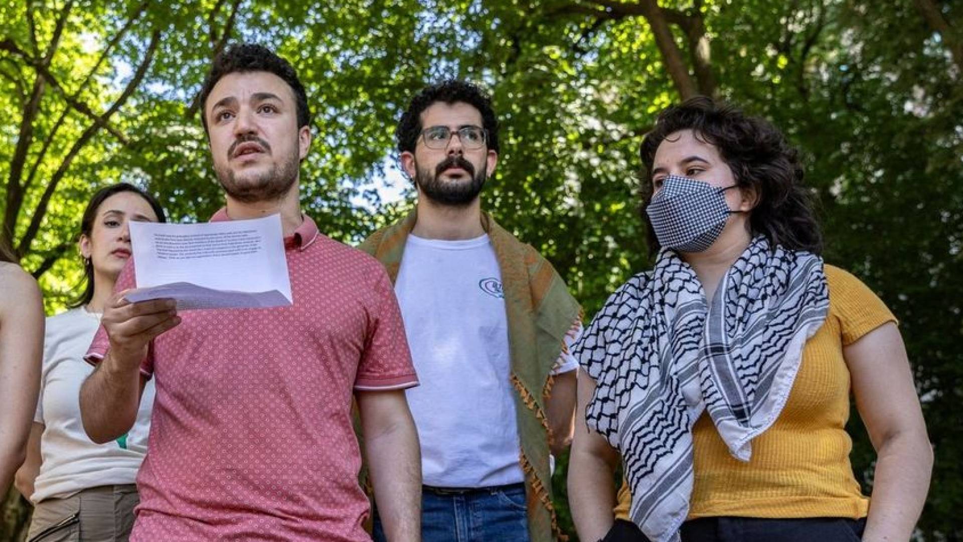 محمود خليل يتوسط طلبة لدى تأييد القضية الفلسطينية