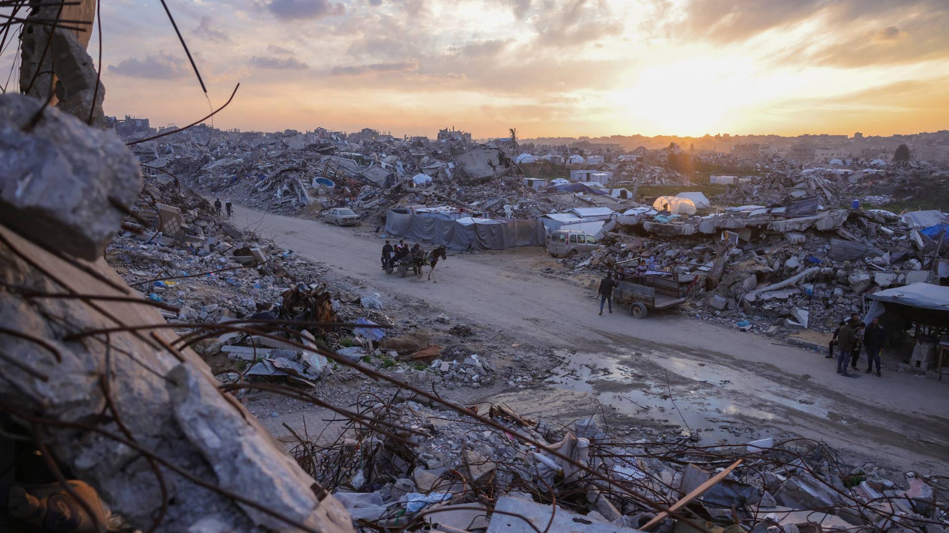 أنقاض المباني بينما تغرب الشمس فوق بيت لاهيا في شمال قطاع غزة