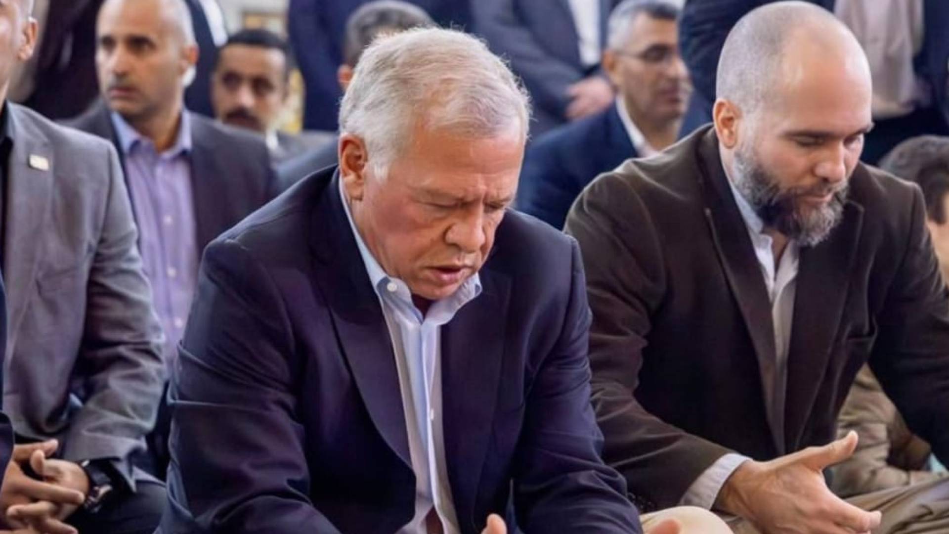 جلالة الملك عبدالله الثاني خلال صلاة المغرب