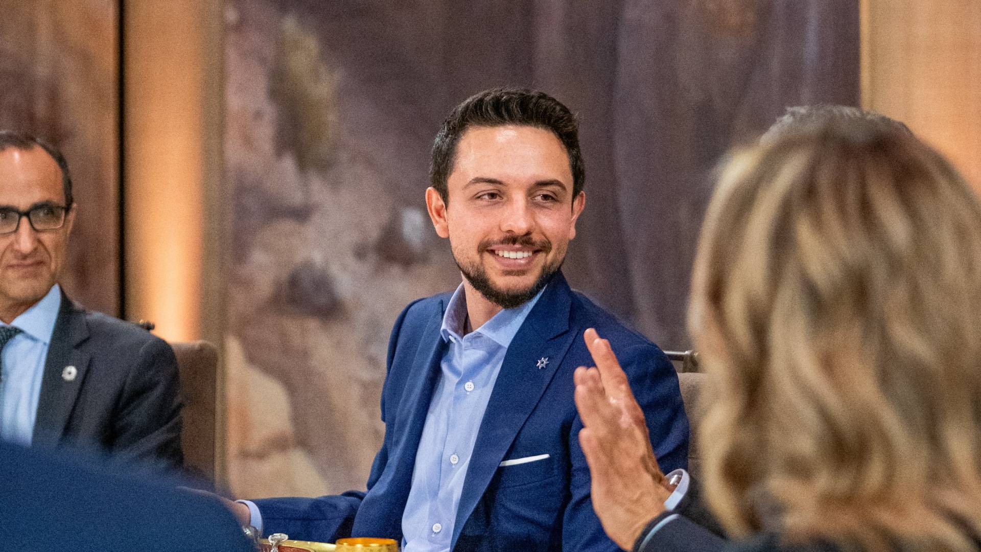 ولي العهد يقيم مأدبة إفطار لمجموعة من شباب وشابات الفوج الرابع لبرنامج "خطى الحسين"