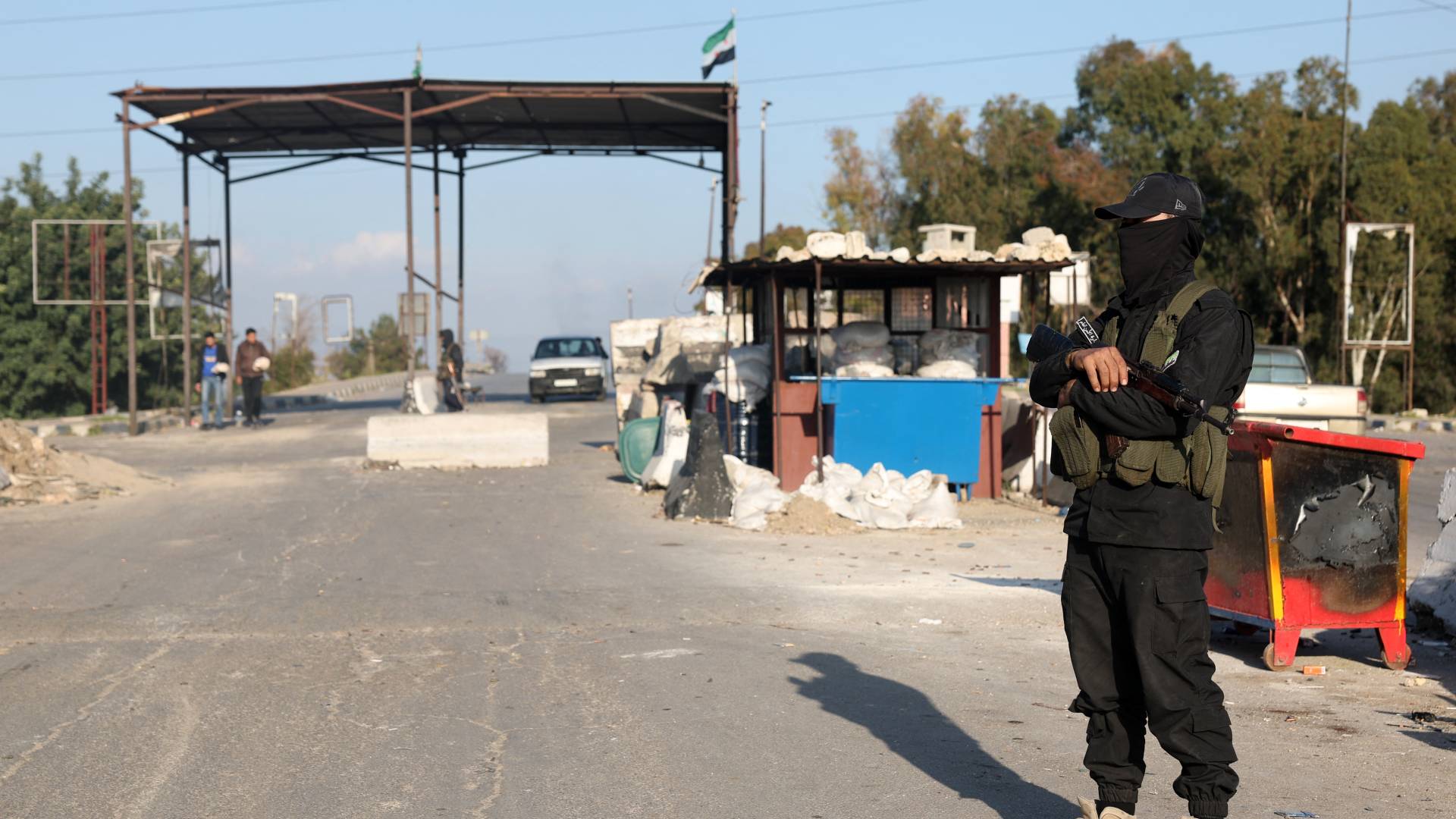 عنصر من الأمن السوري