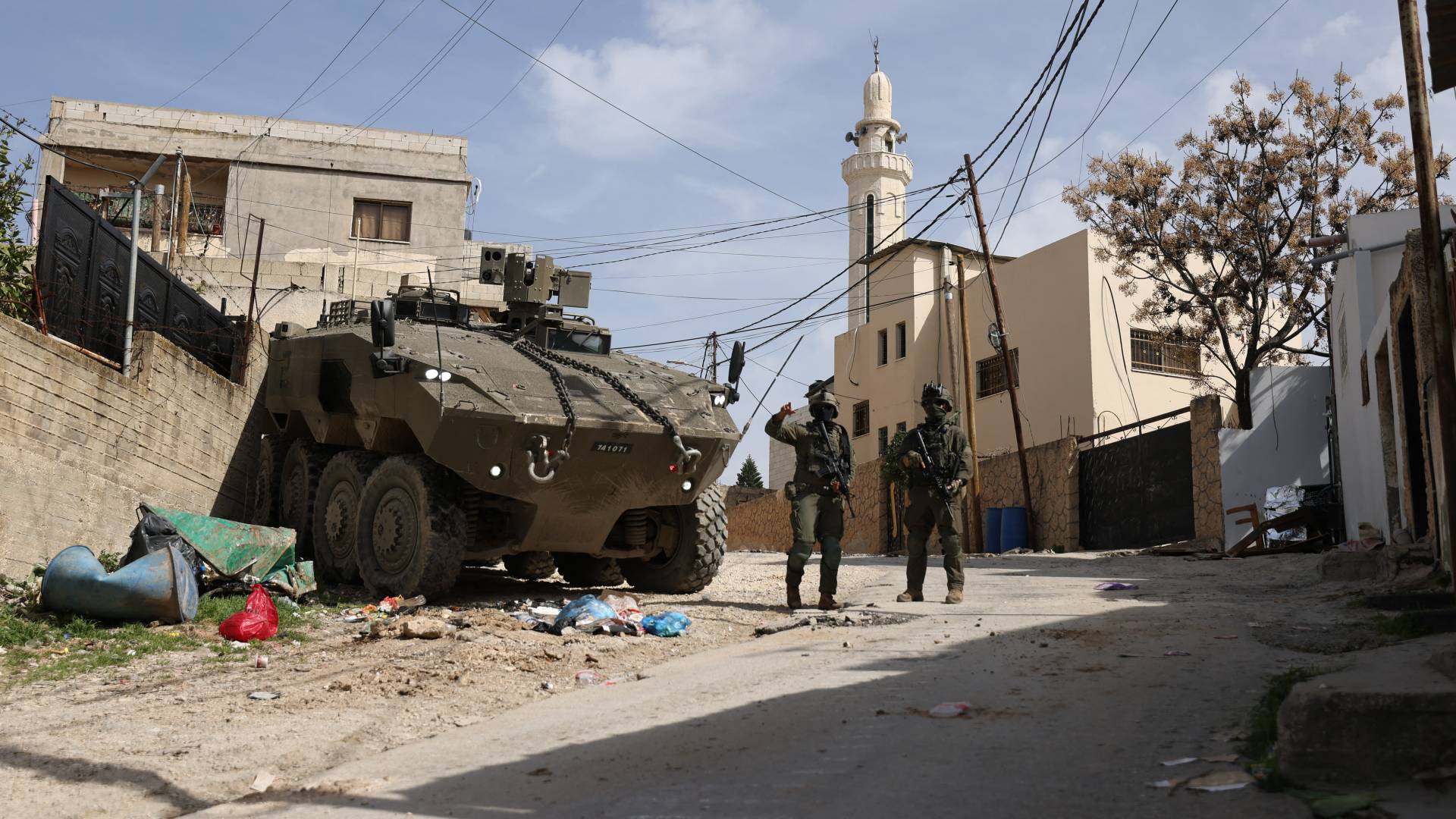 جنود للاحتلال بالقرب من آليات عسكرية أثناء اقتحام الحي الشرقي لمدينة جنين