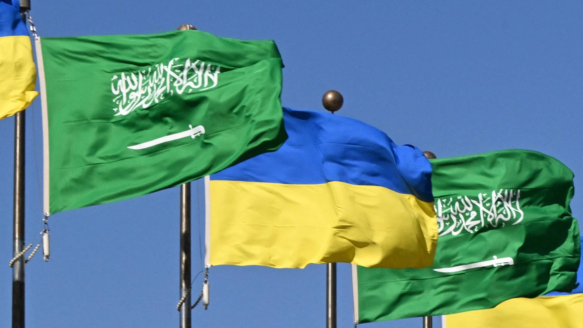 العلم السعودي والأوكراني