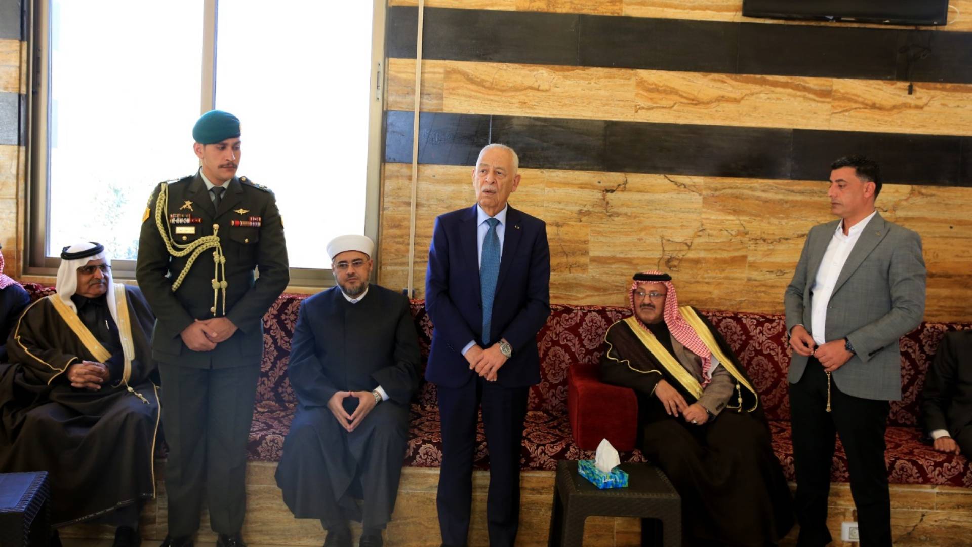 العيسوي يقدم واجب العزاء
