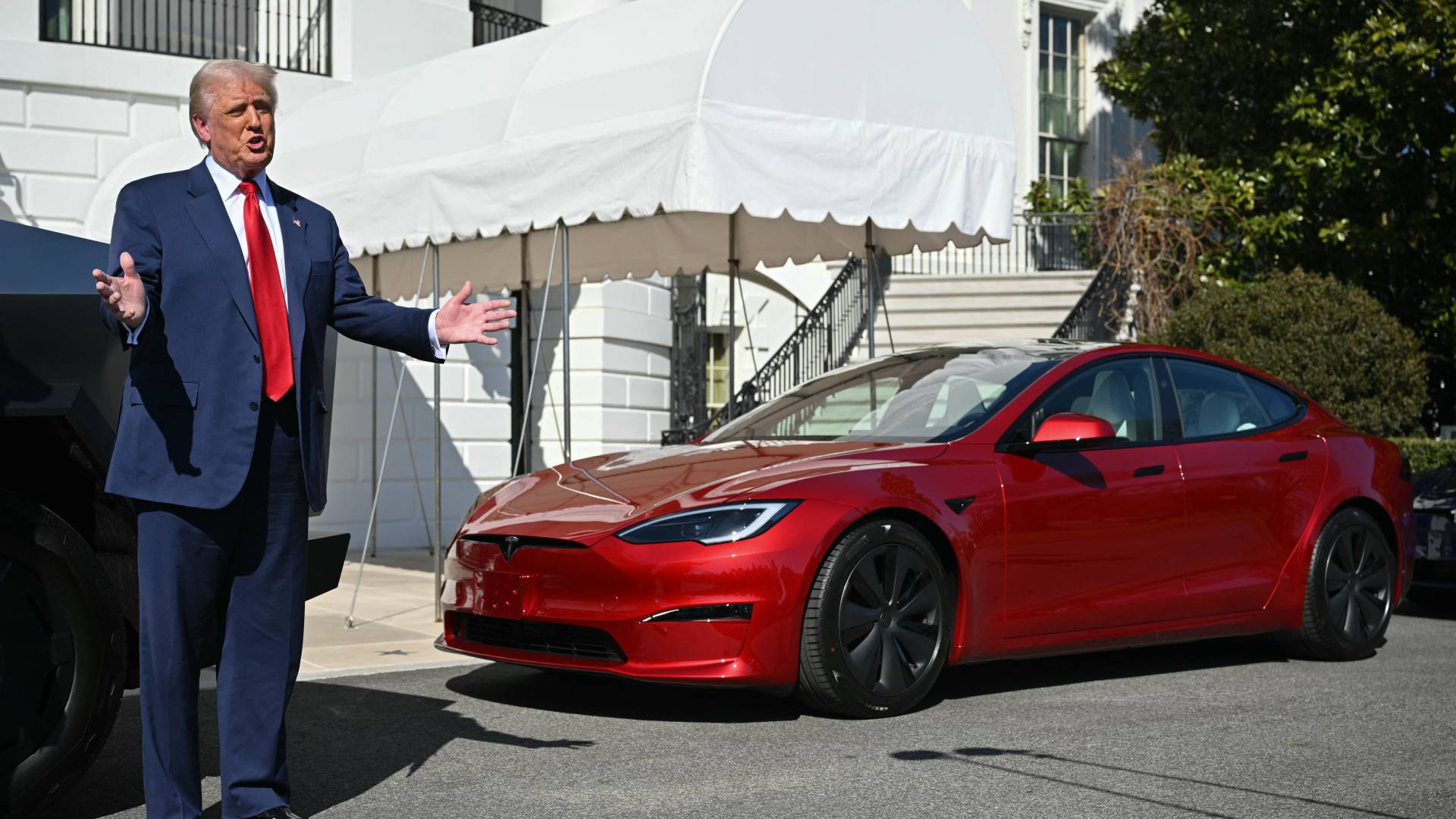 ترمب يعلن شراء سيارة تيسلا لدعم إيلون ماسك وسط تراجع مبيعات الشركة