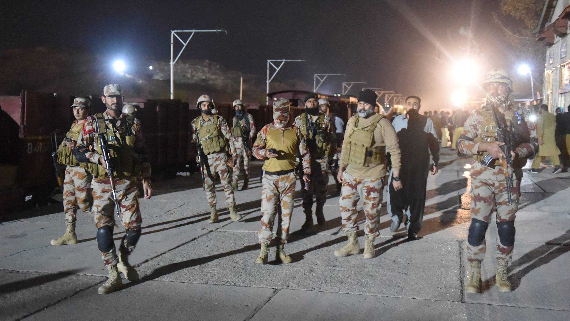 جنود يؤمنون محطة قطار ماش بمحافظة بلوشستان