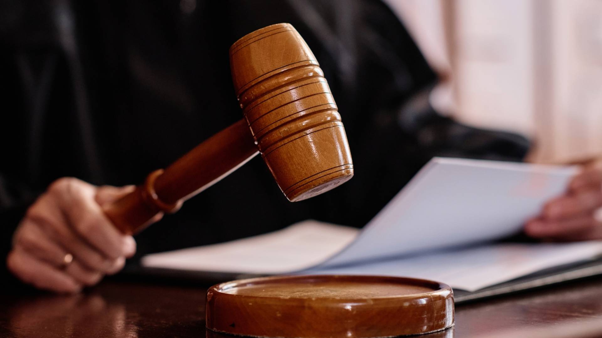 مطرقة قاض وسندان