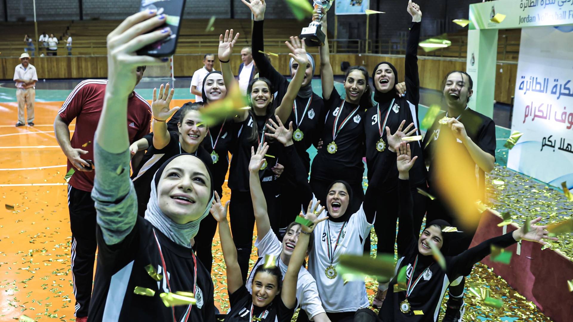 لاعبات النصر يحتفلن ببطولة سابقة