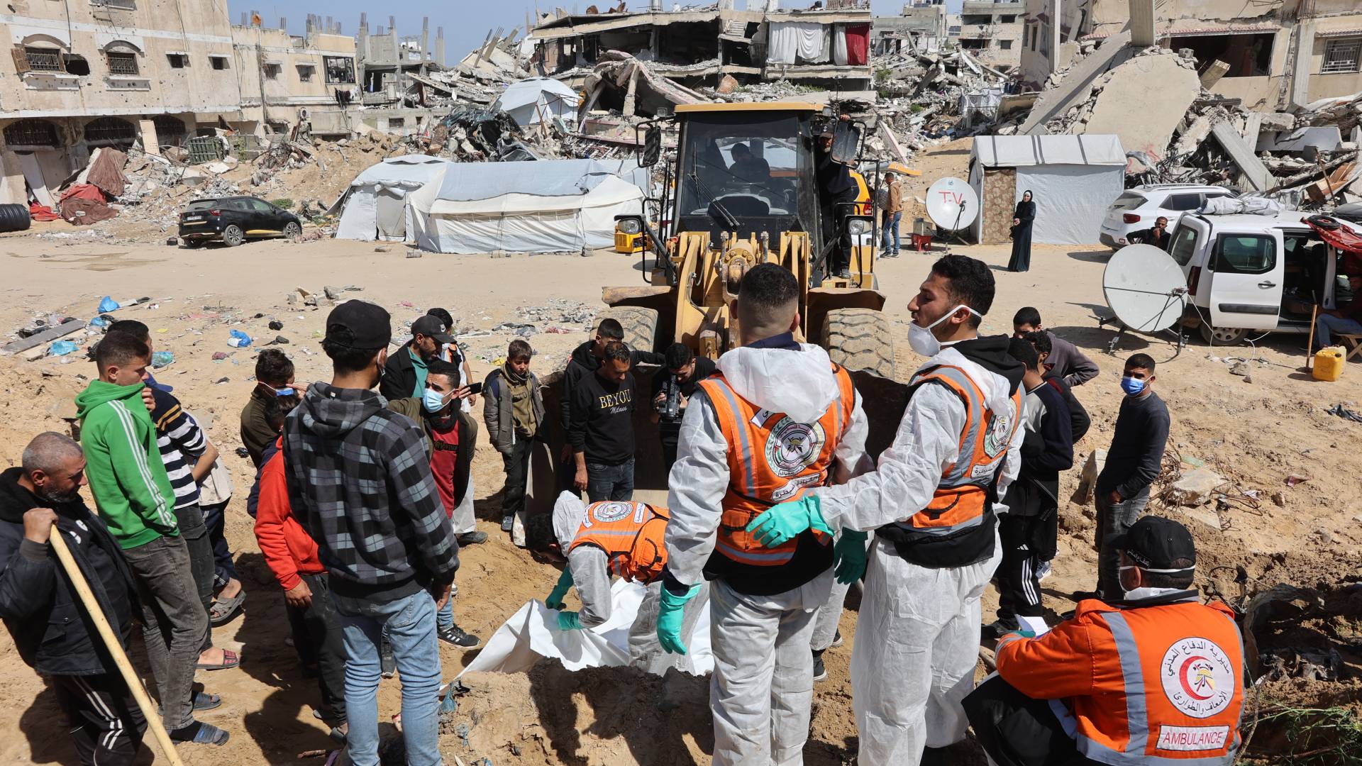 انتشال جثامين شهداء بمدينة غزة