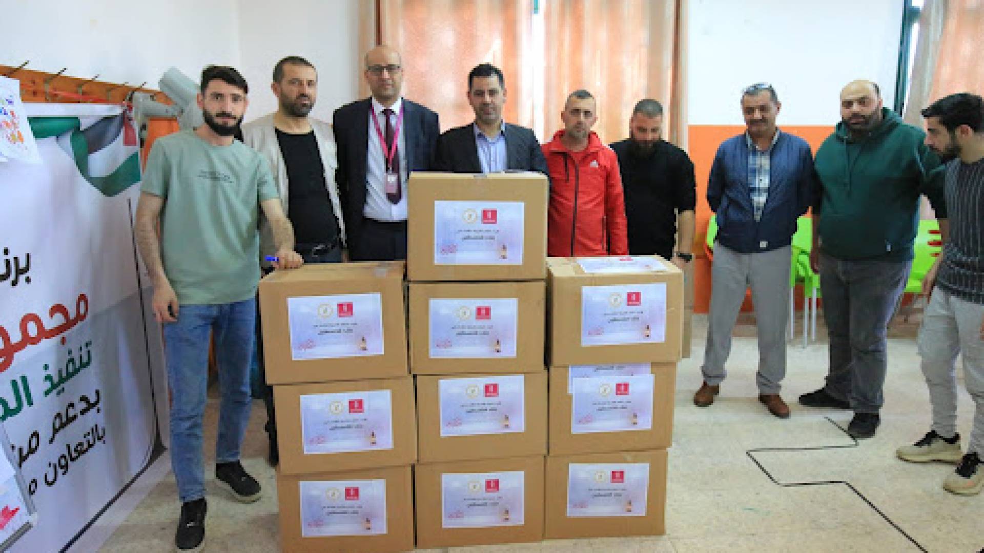 بنك فلسطين يوزع مئات الطرود الغذائية على النازحين في جنين وطولكرم