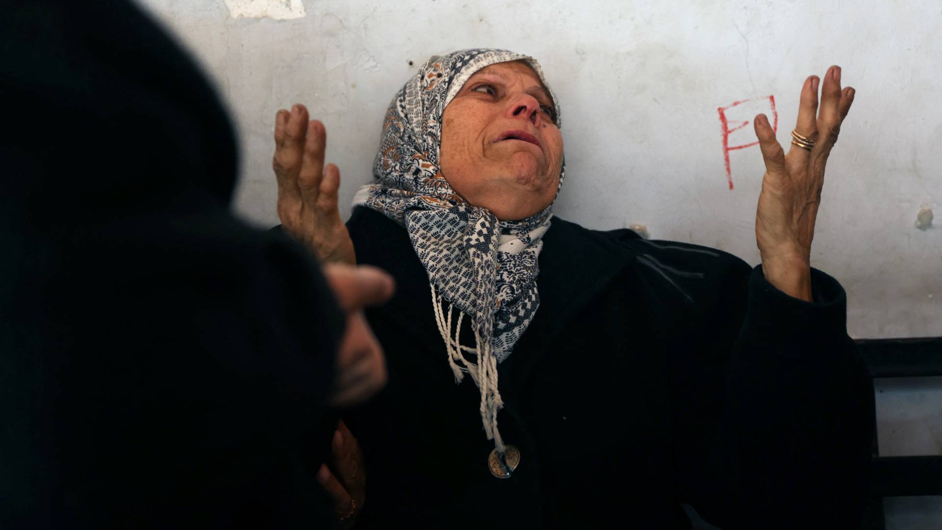 فلسطينية تبكي أحد أفراد عائلتها في غزة