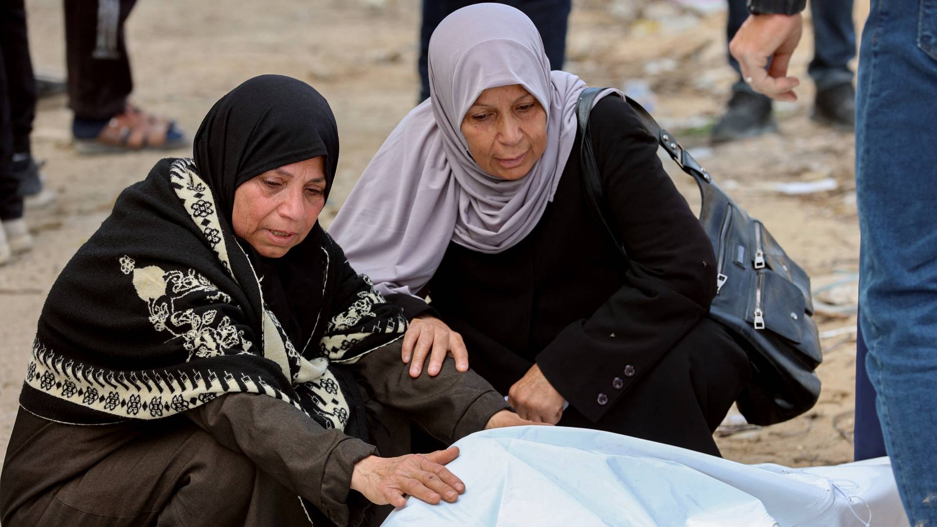 فلسطينيون يودعون احبائهم الذين ارتقوا بعدوان الاحتلال