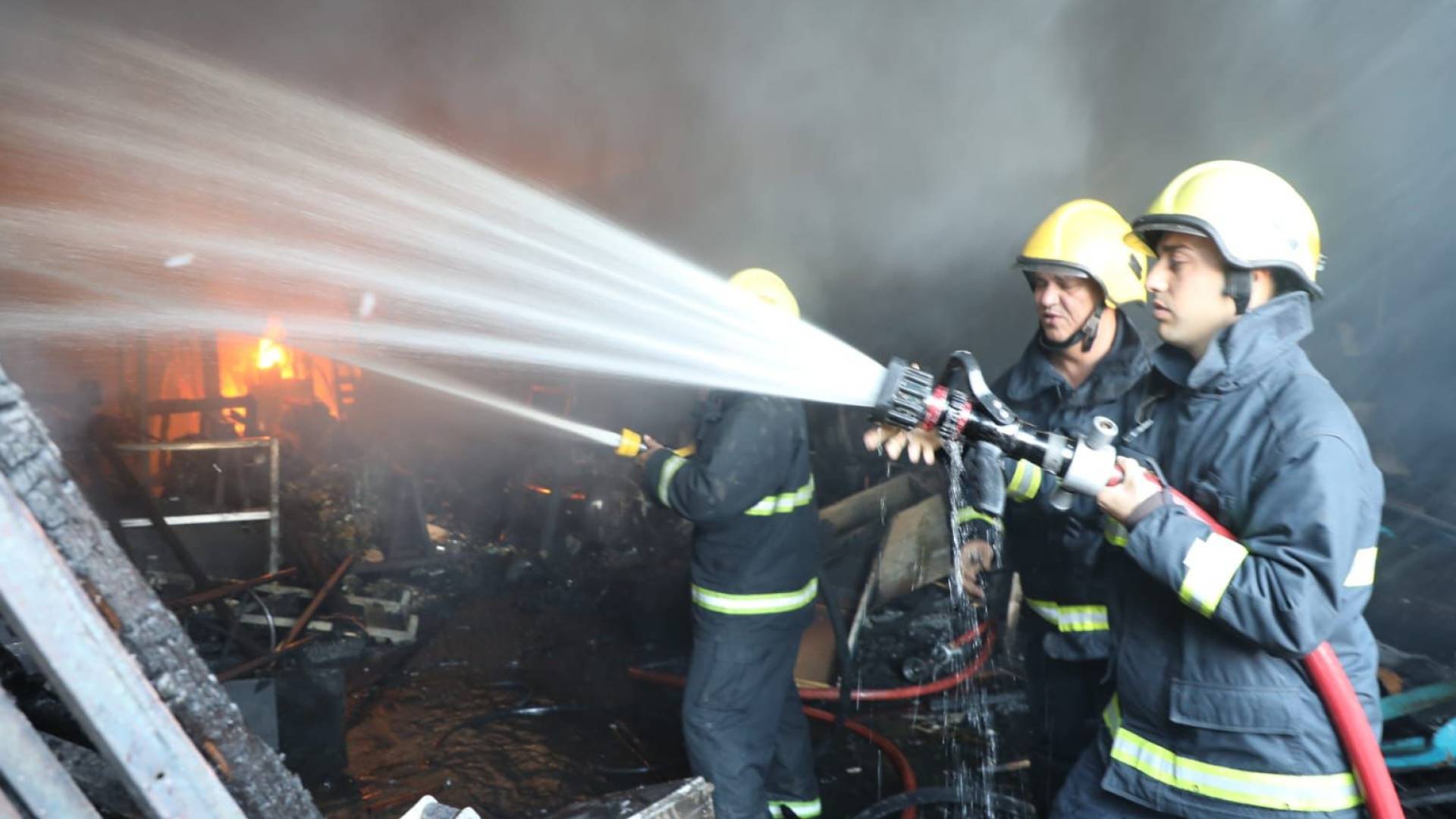 خلال اطفاء كوادر الدفاع المدني للحريق