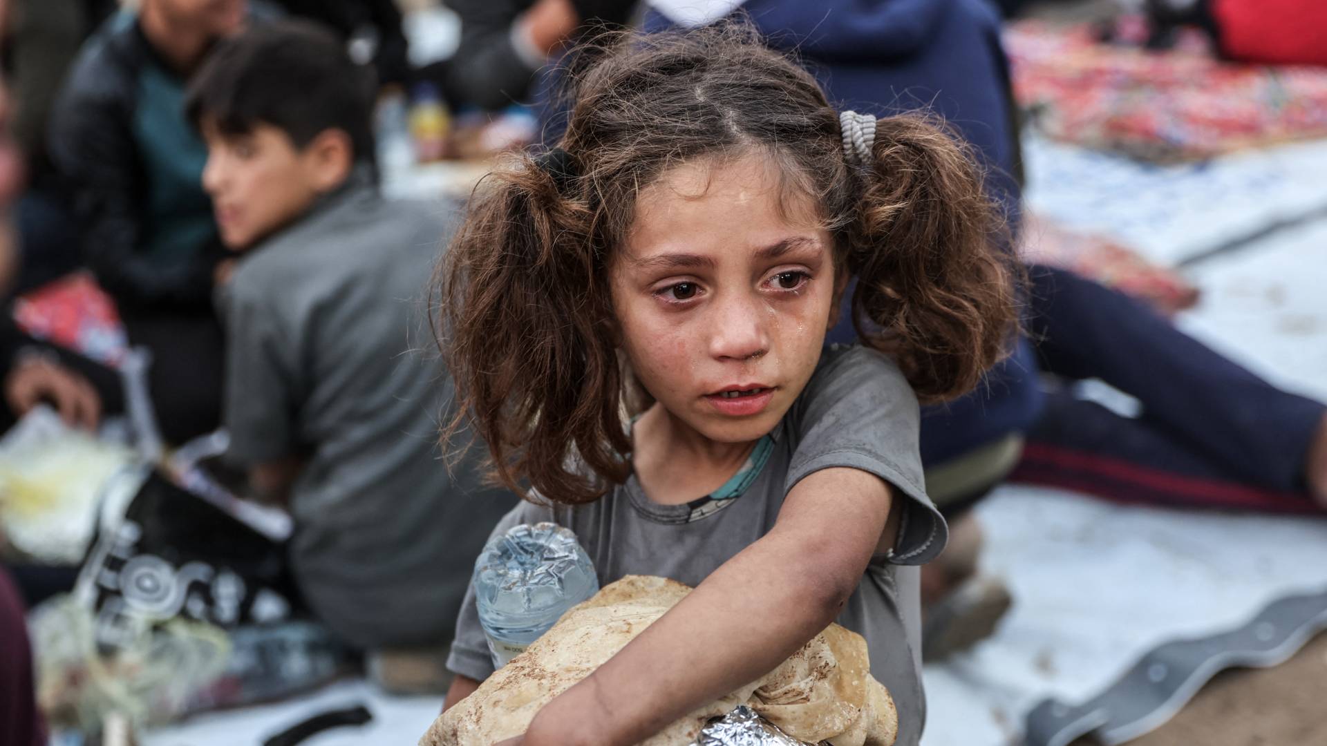 طفلة في غزة تحصل على القليل من الطعام