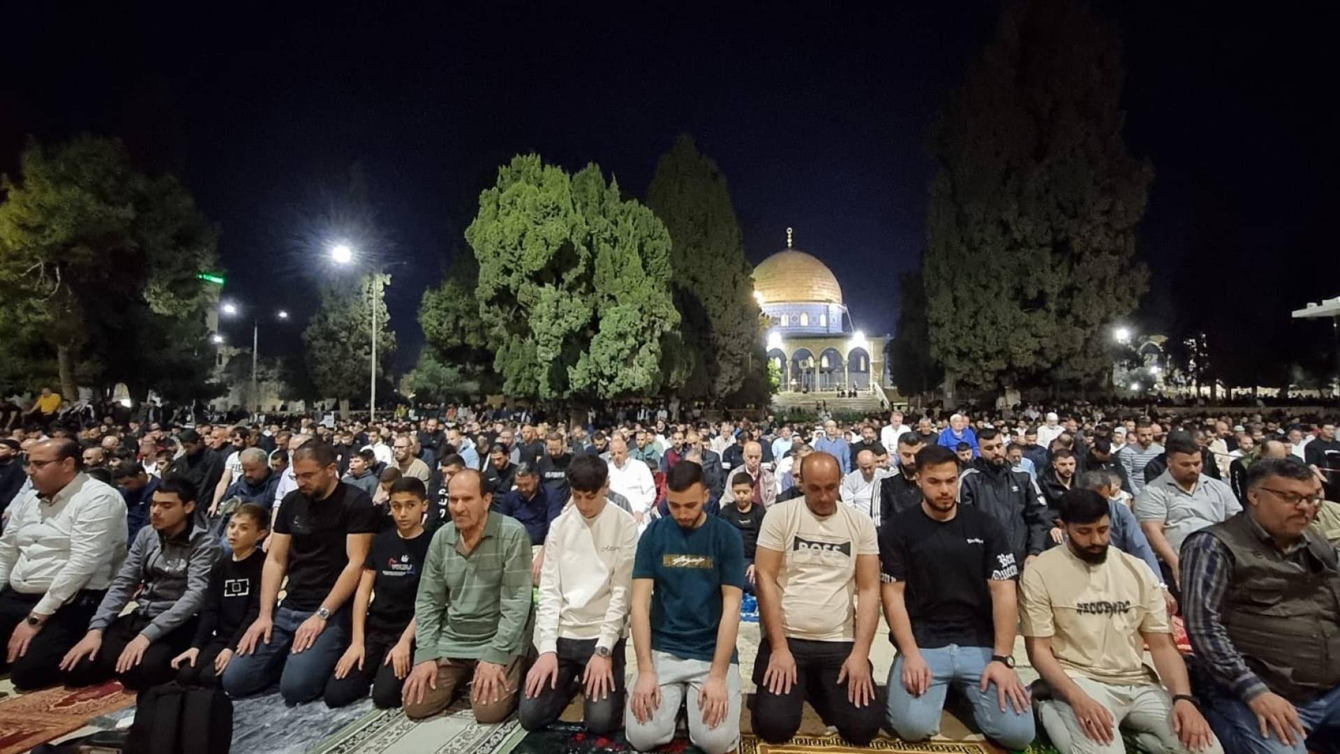 مصلون يؤدون الصلاة في باحات الاقصى