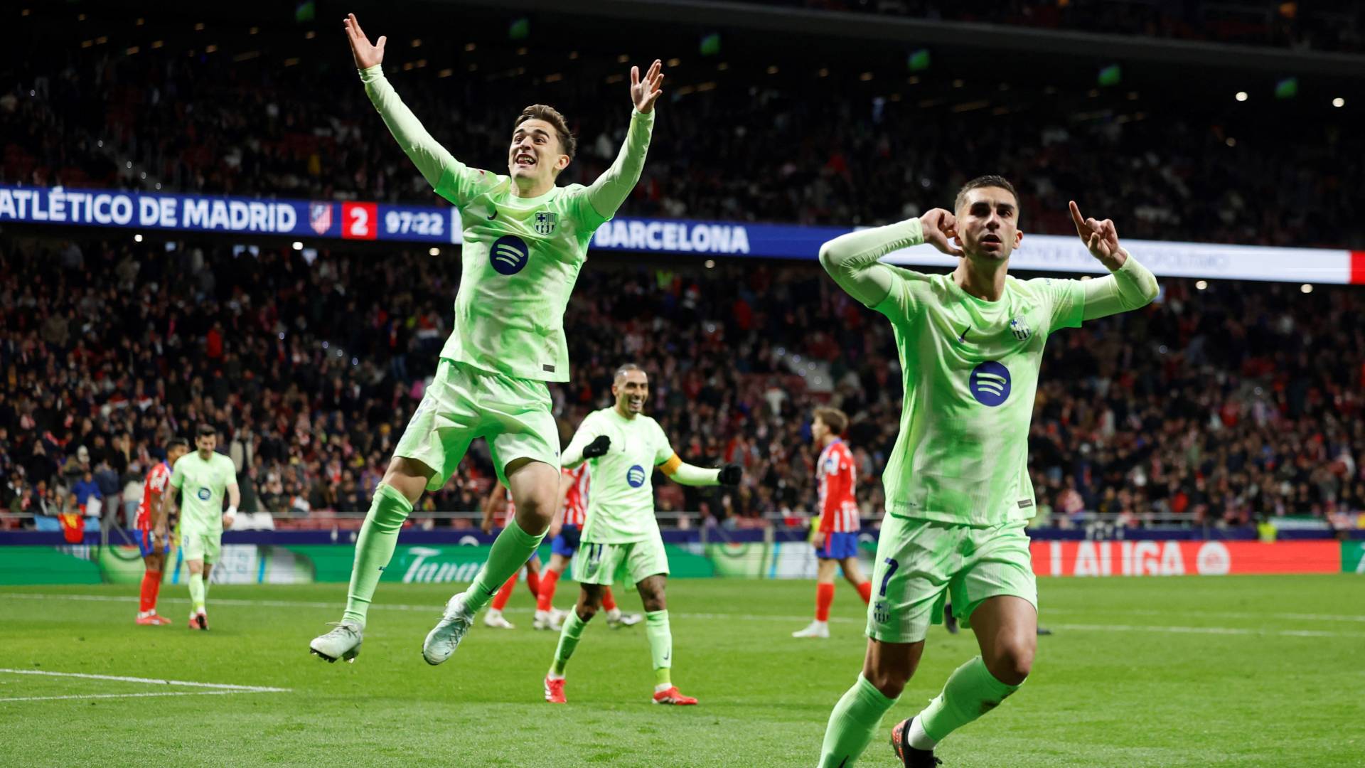 جافي وتوريس يحتفلان بفوز برشلونة على أتلتيكو مدريد برباعية في الدوري الإسباني