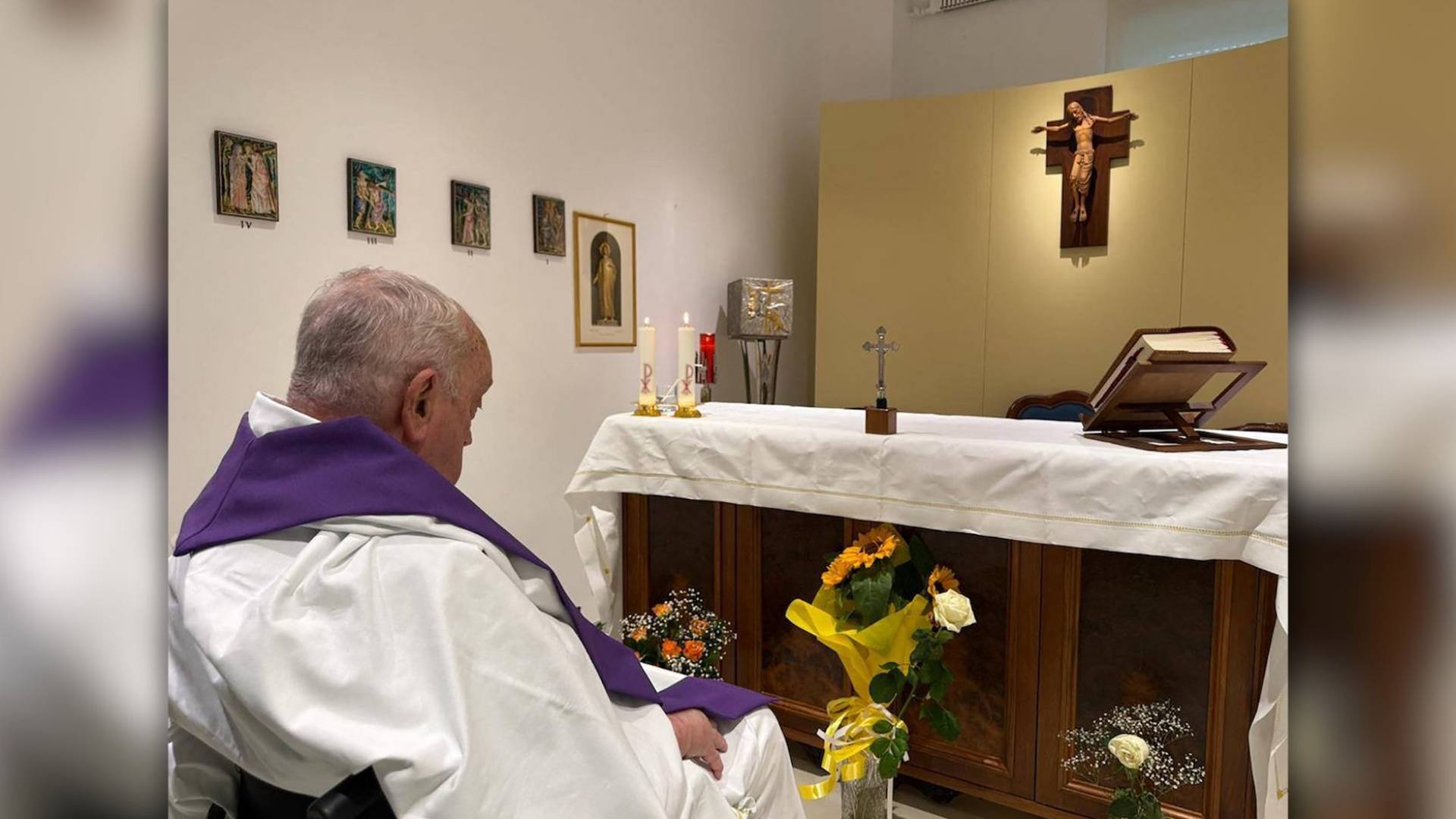 البابا فرنسيس أثناء قداس في كنيسة شقة مستشفى جيميللي حيث يعالج من الالتهاب الرئوي