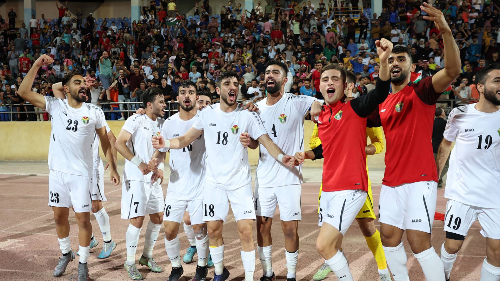 لاعبو المنتخب الأولمبي يحتفلون بفوز سابق