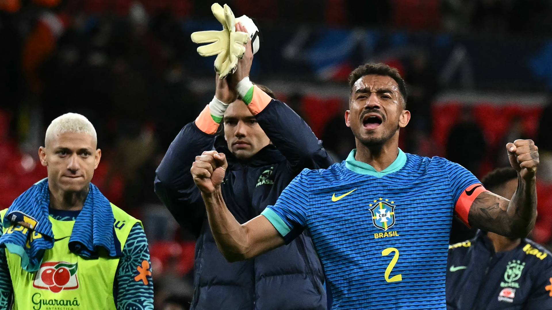 لاعبو المنتخب البرازيلي يحتفلون بفوز سابق