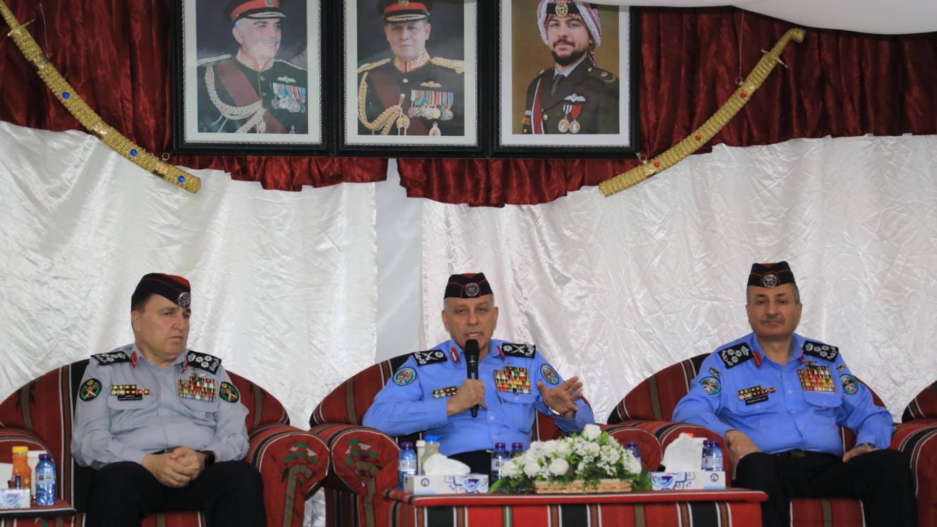 مدير الأمن العام يشارك مرتبات الدفاع المدني مأدبة الإفطار