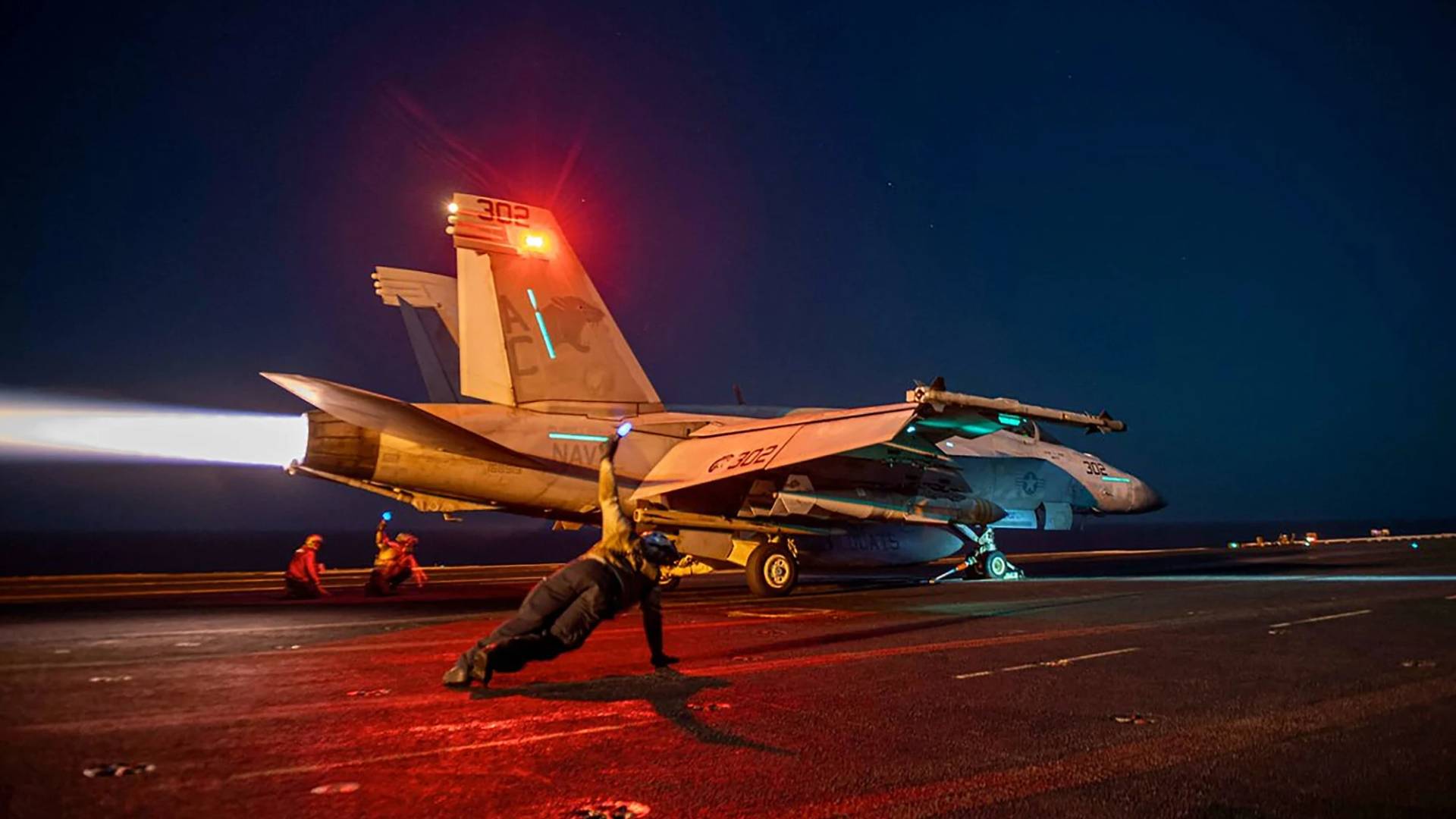 طائرة حربية أمريكية قبيل شنها غارات على اليمن