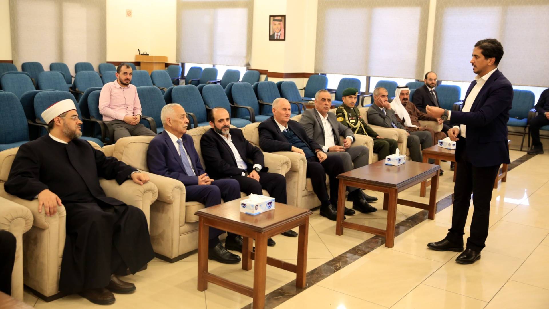 العيسوي يقدم واجب العزاء