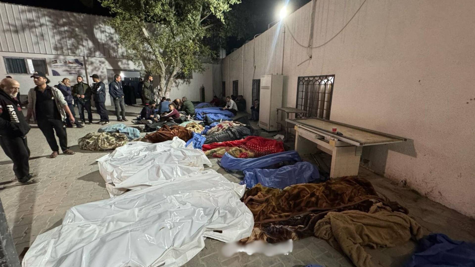 جثامين شهداء في ساحة مجمع ناصر الطبي