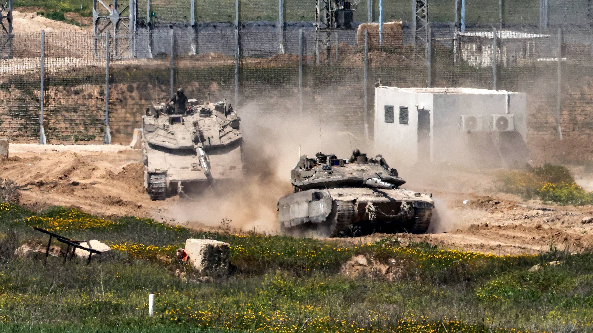 دبابات ميركافا القتالية الرئيسية لجيش الاحتلال تتحرك على طول السياج الحدودي مع شمال قطاع غزة