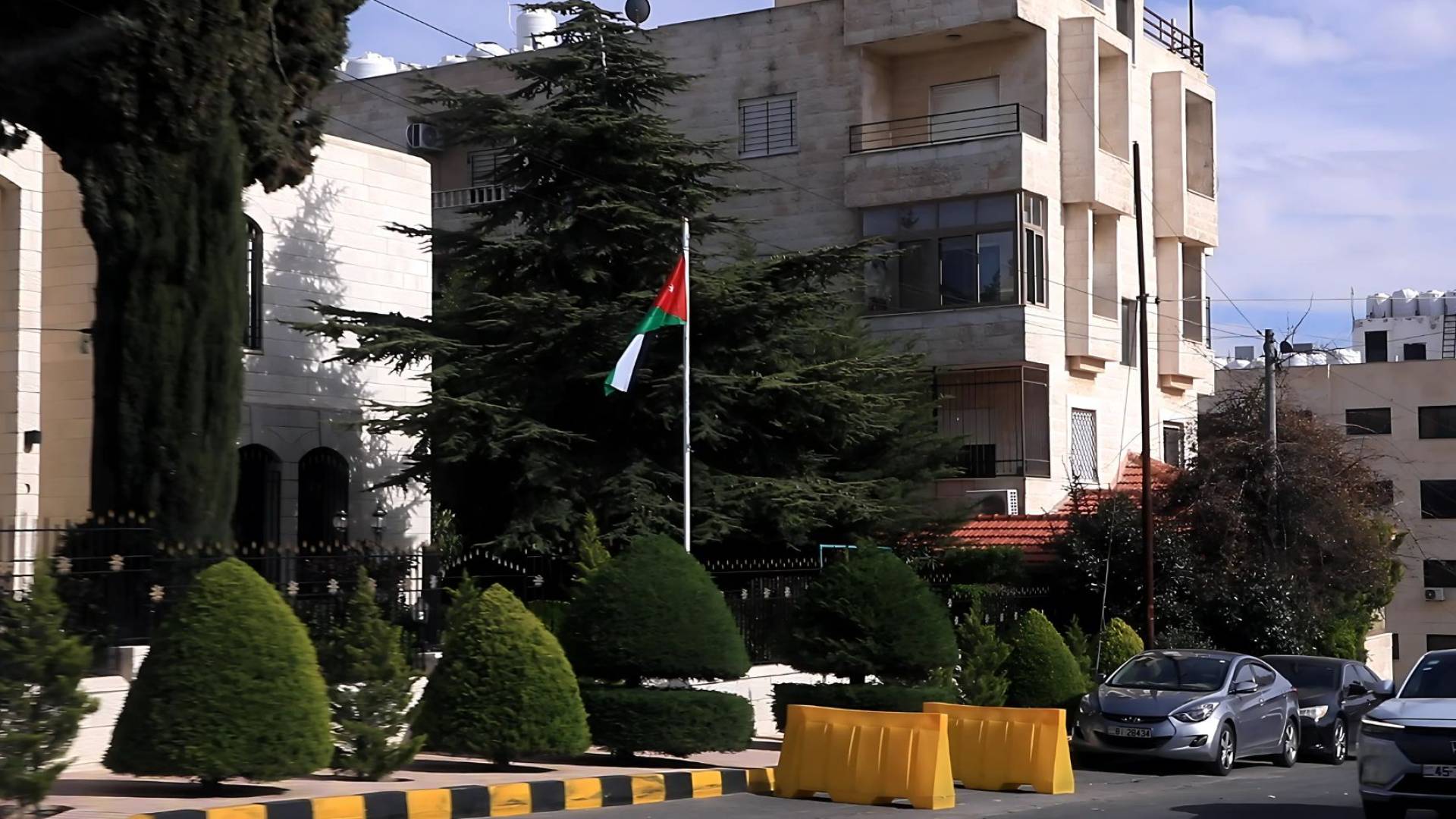 سارية علم أمام أحد المنازل